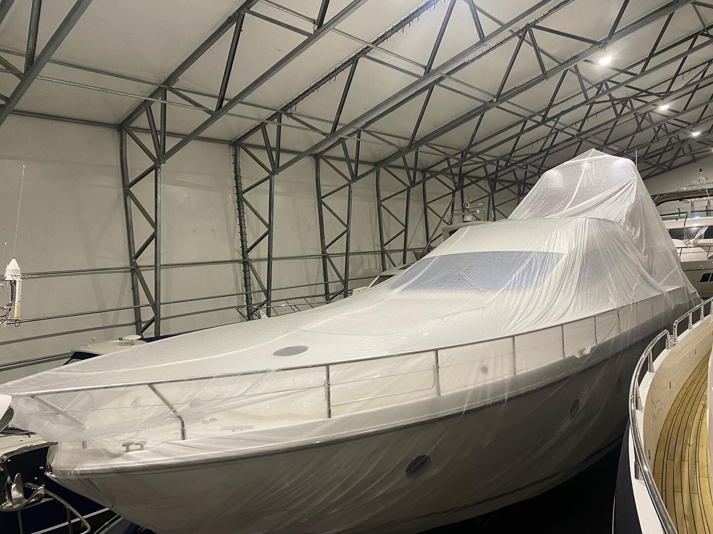 V&aring;rrustad Aicon 64 Flybridge. 
B&aring;ten &auml;r t&auml;ckt med dammduk i v&auml;ntan p&aring; sj&ouml;s&auml;ttning☀️