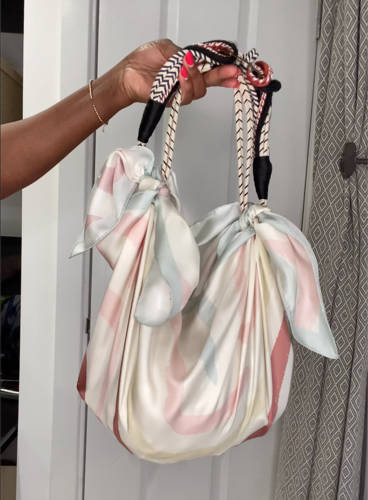 Thumbnail_How_to_turn_your_silk_scarf_into_a_bag_Be The Other.png