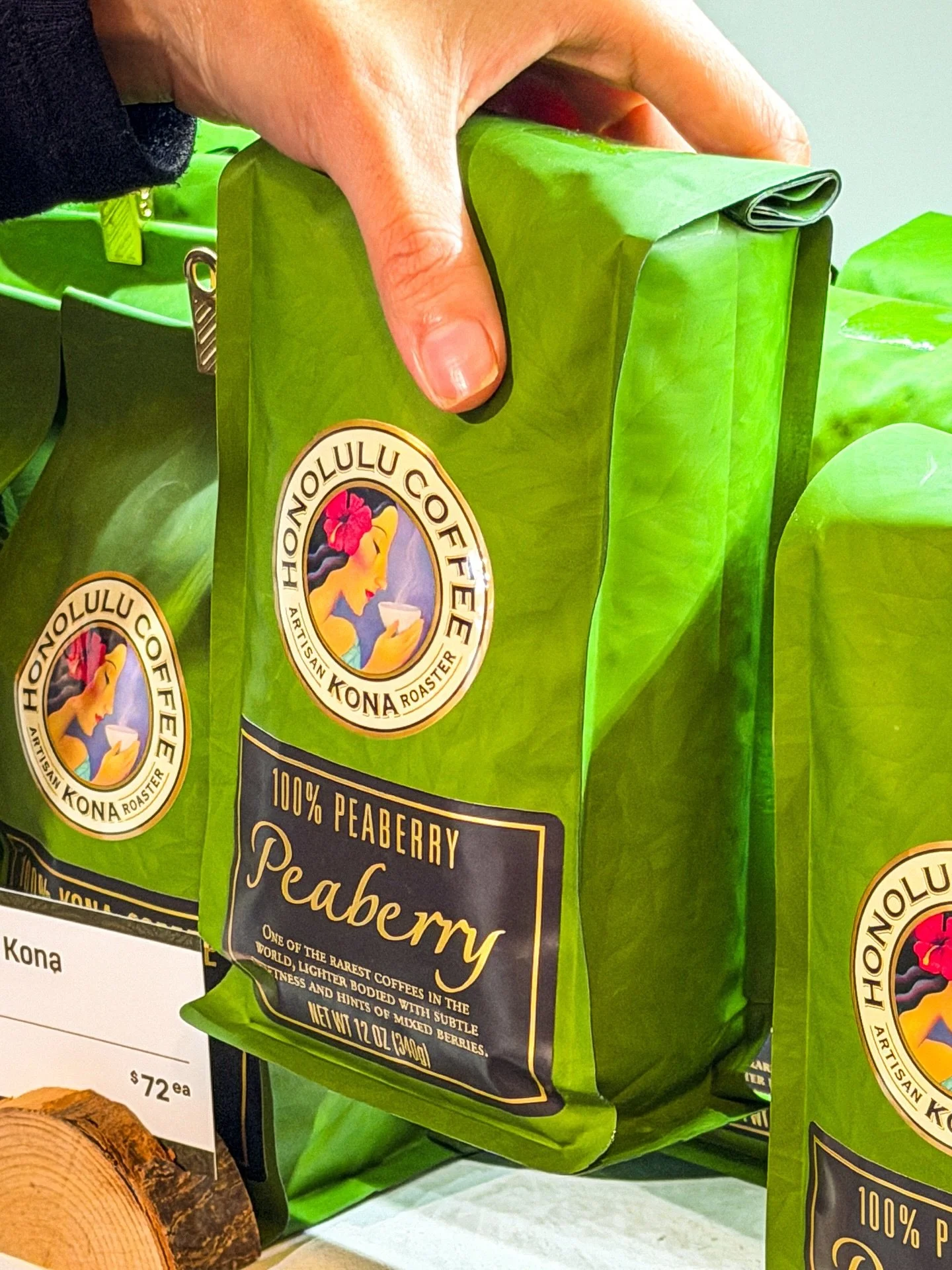 Hints of milk chocolate, honey, and a touch of calm.

#honolulu #coffeebeans #yvr #vancouver