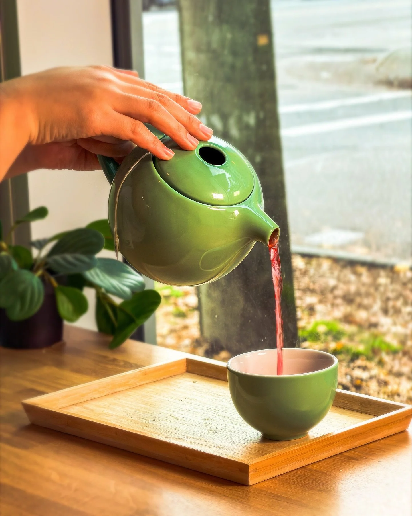 A little tea ritual to reset your afternoon 🌺

#vancouver #honolulucoffee #yvr #vancity