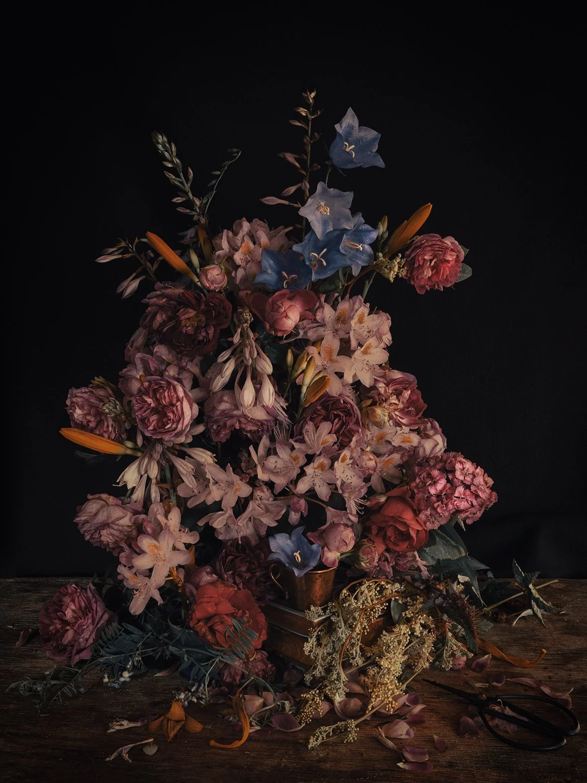 Rododendron och kopparkärl 