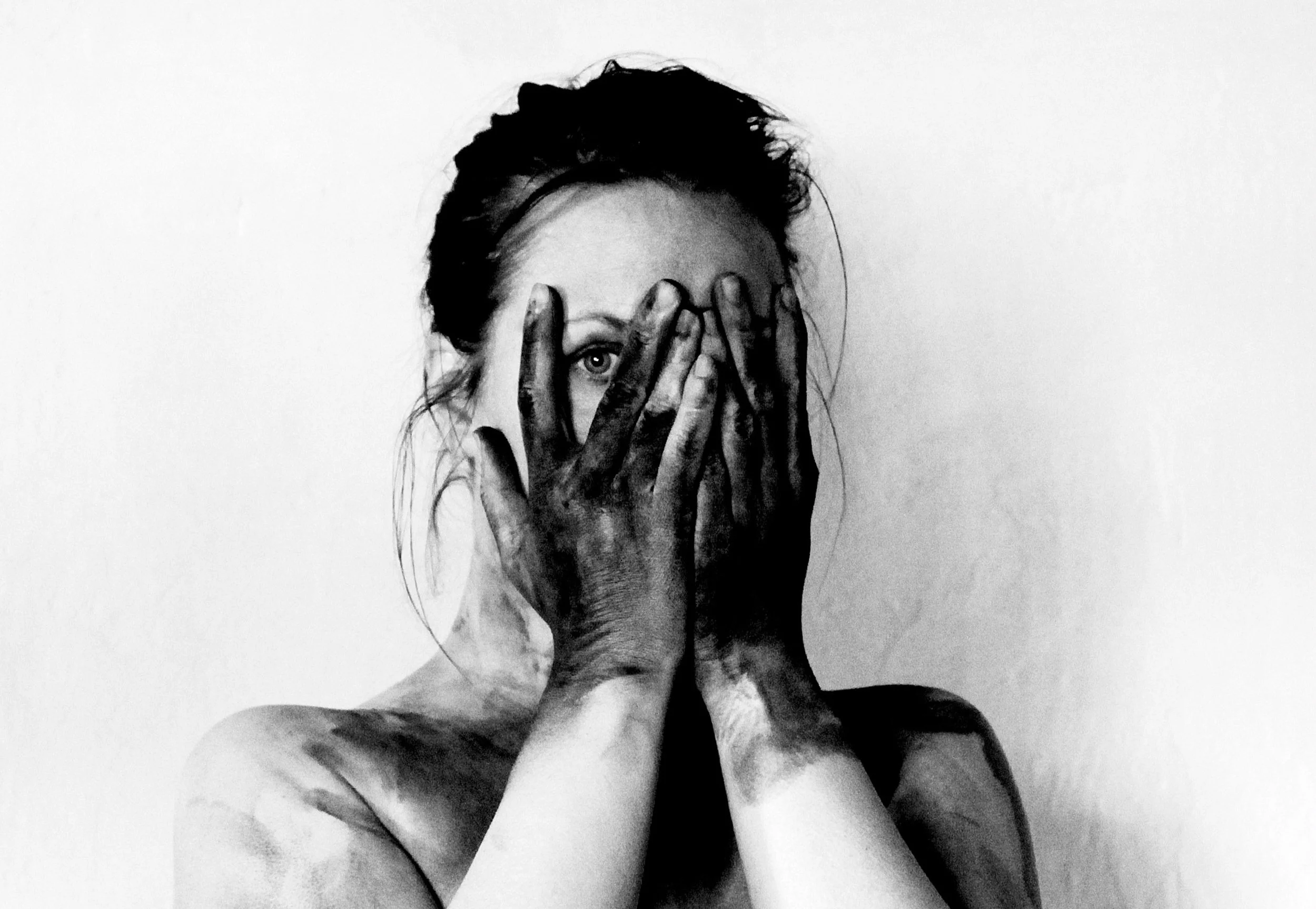 kvinnlig-konstnär-självporträtt-svartvitbild-jpeg