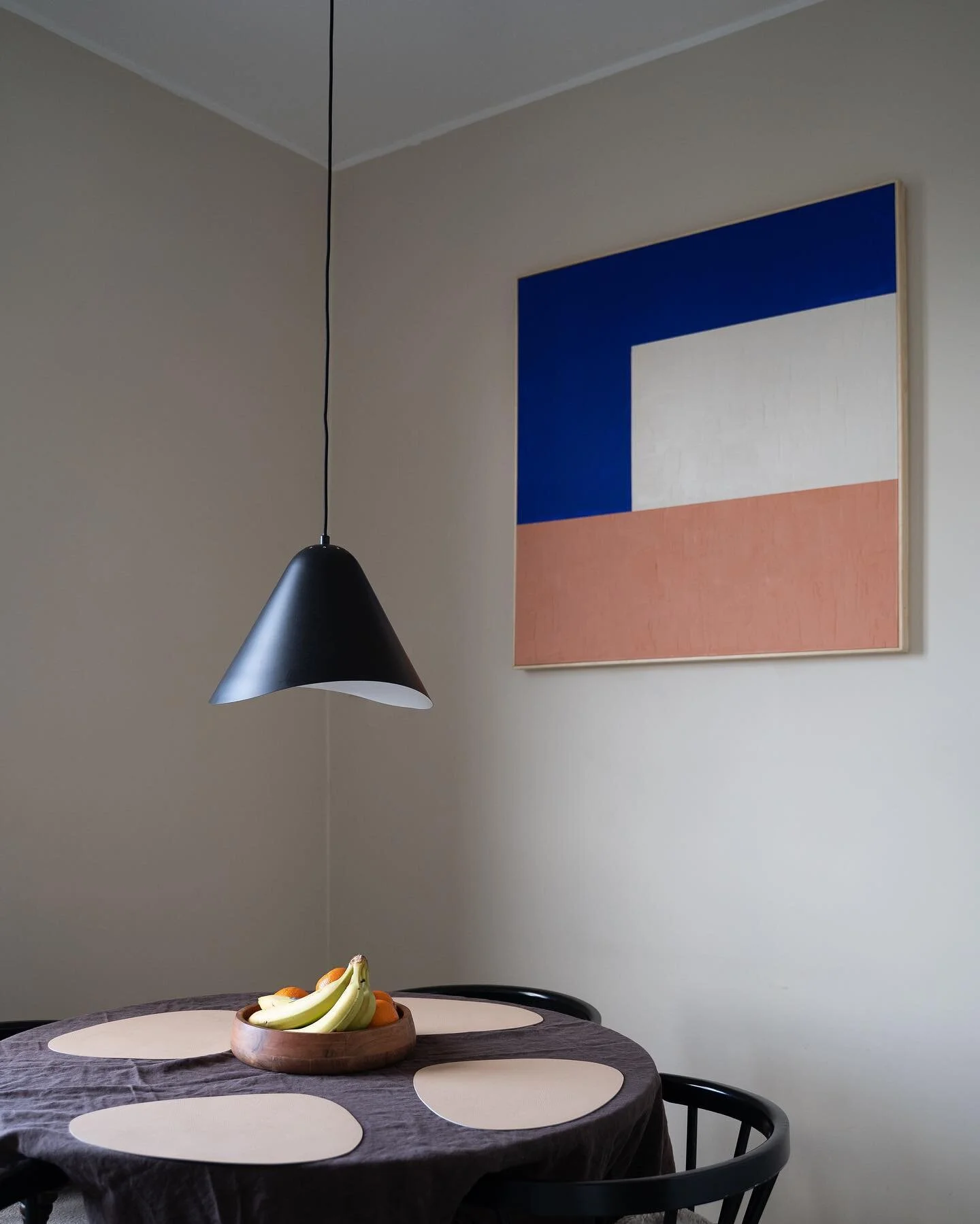 NYHET 🫶 The Beige Collection &auml;r n&auml;stan helt sluts&aring;ld!!! Och vi hoppar direkt in in n&auml;sta f&auml;rgsprakande kollektion. L&aring;t oss presentera Colorful Strokes, 100x100 med en ljus ek ram.