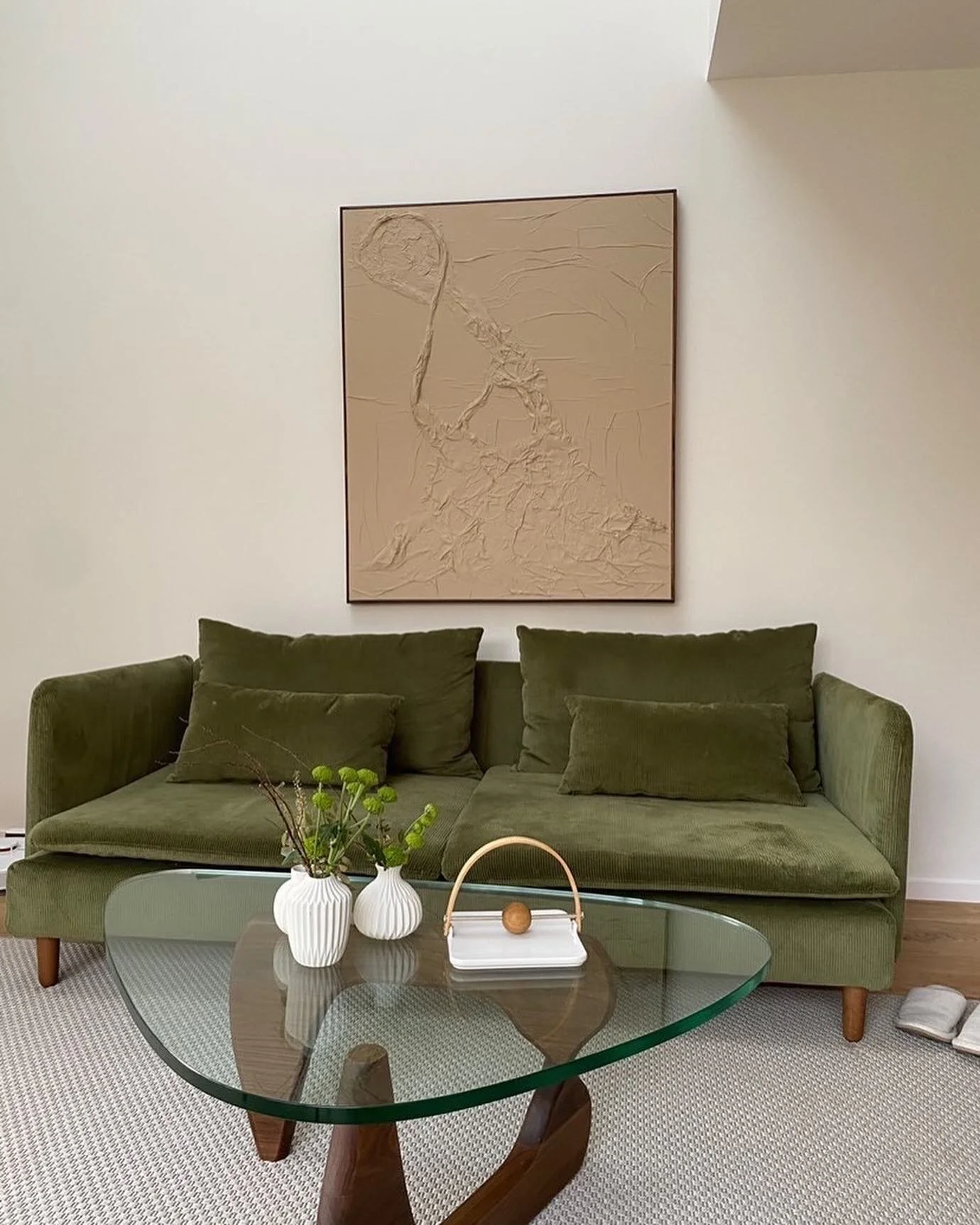S&aring; underbart att f&aring; bilder fr&aring;n v&aring;ra n&ouml;jda kunder 🙏 Dry Desert 100x120 i @house_of_yaz fantastiska vardagsrum ✨
