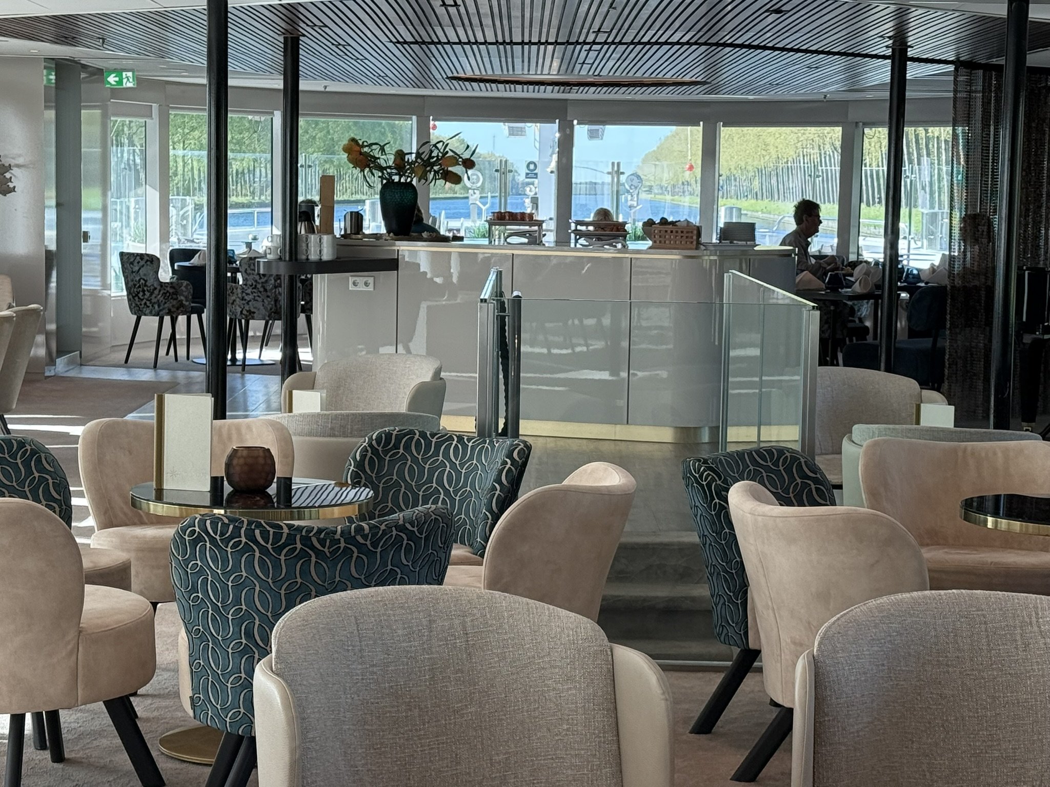 Amadeus Cara Panorama Lounge - front bar area