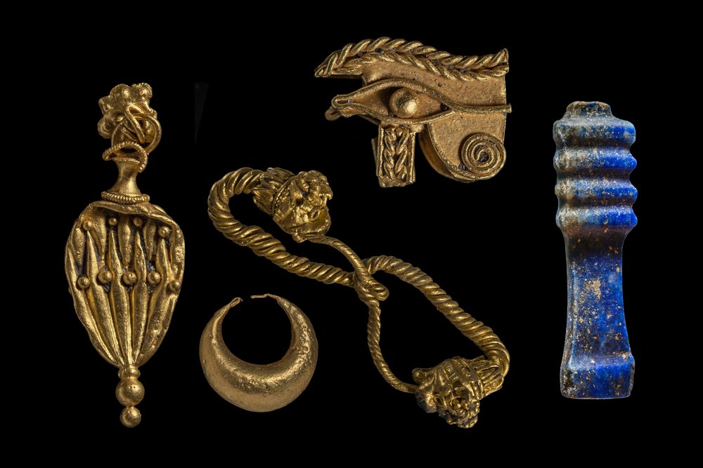  Gold objects, jewelry and a  Djed  pilar, symbol of stability, made of lapis lazuli were retrieved. Thonis-Heracleion, 5th century BC.&nbsp;  ©Franck Goddio/Hilti Foundation, photo: Christoph Gerigk 
