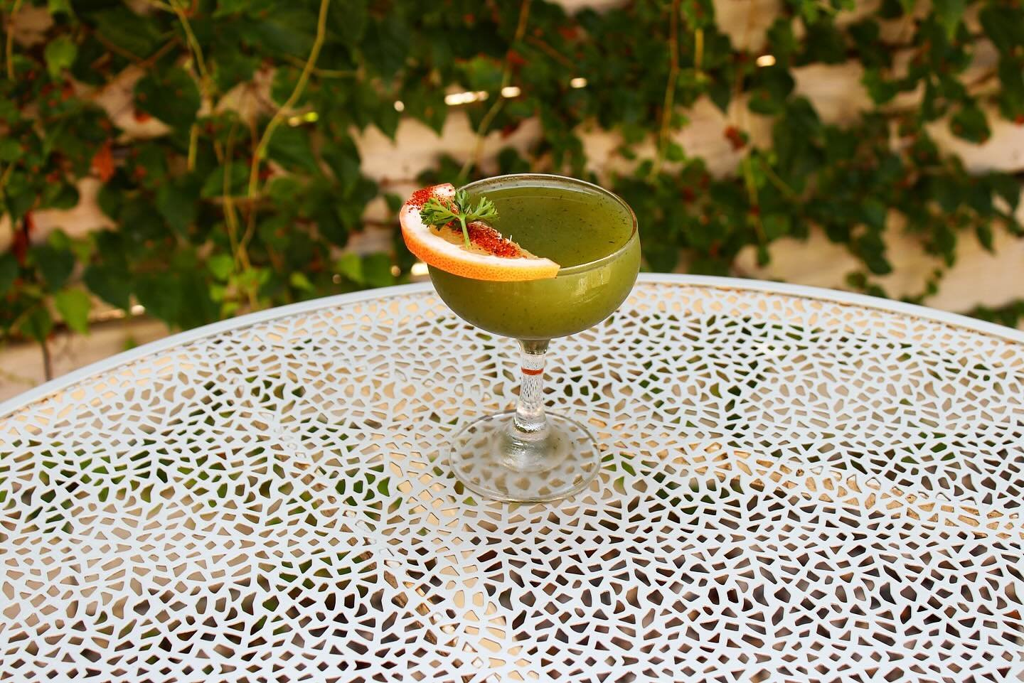 Back garden vibes for the weekend in Brooklyn with our most garden-y cocktail. 
Center Court. 
Poured with Tequila, Ancho Verde, Lime, and a Cucumber-Parsley-Mint Syrup. 
A touch of Tajin on the Ruby Grapefruit slice for a little salty spice. 

Cheer