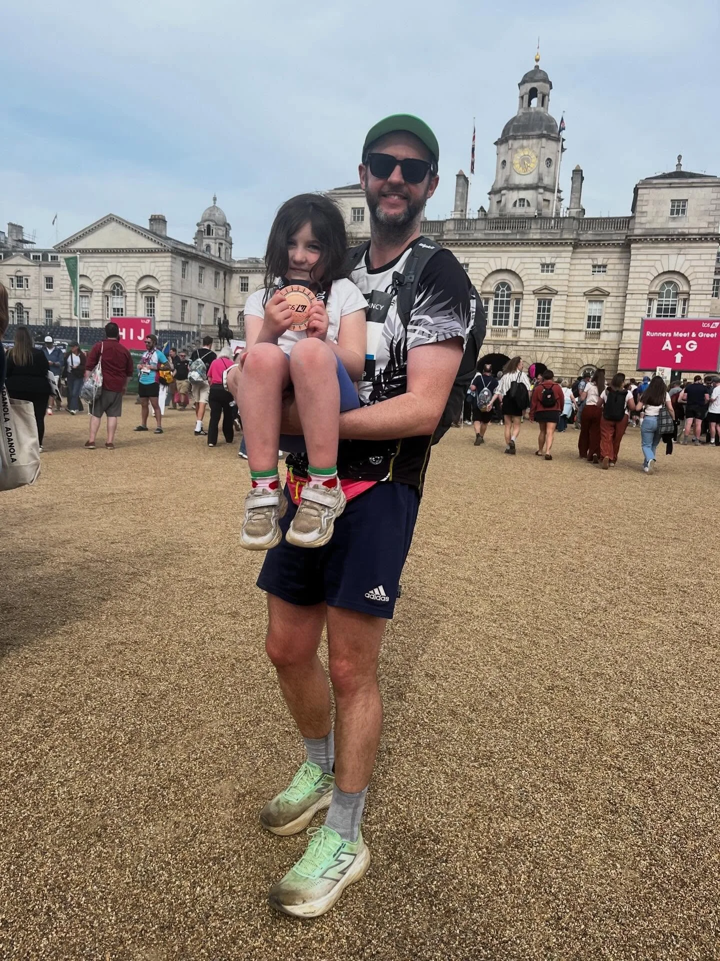 Amazing work by my amazing husband running the London Marathon yesterday 🙌 

So proud of him and everyone else absolutely smashing it. Loved watching with Poppy, cheering, waving our signs and even came to embrace the adrenaline high of trying not t