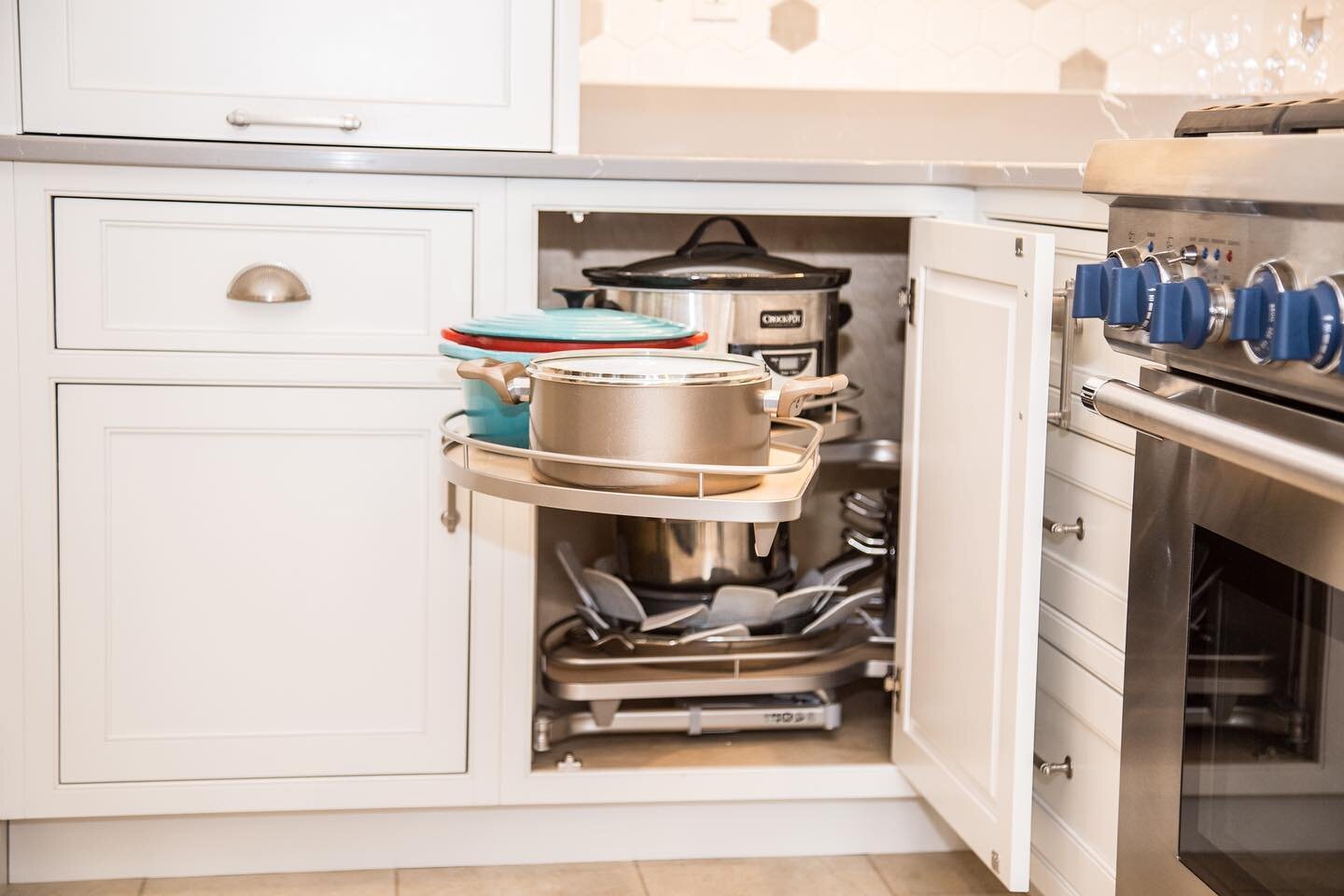 Let our designers help you plan your new kitchen and design a space tailored for you! Check out a few accessories that you can incorporate into your cabinets! 👩&zwj;🍳🍽️#kitchendesign #revashelfappliancelift #revashelfpullouts #revashelfstorage