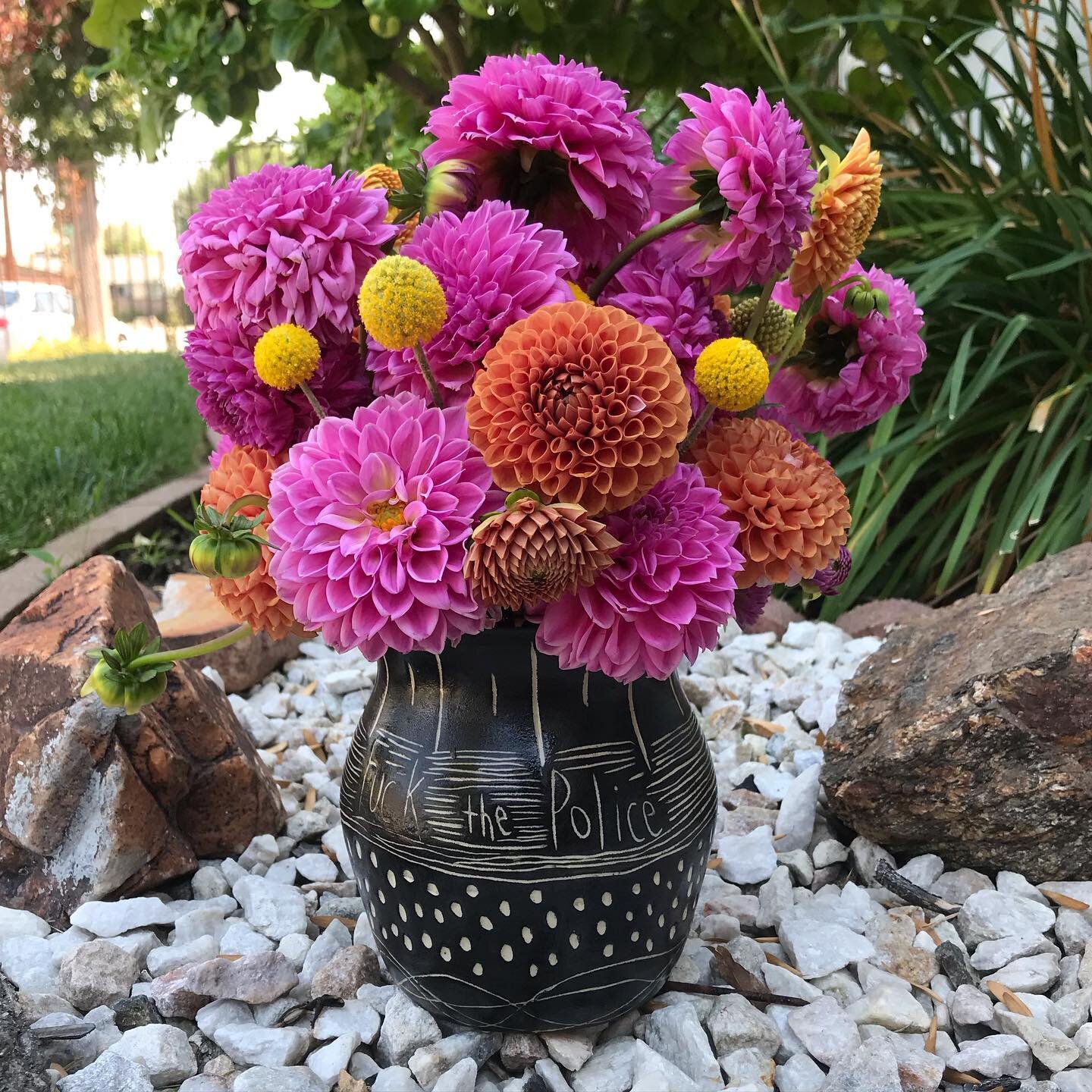💖 These dahlias are such troopers! Hung out in my hot car for like 3 hrs then spent the day in a Gatorade bottle before I could actually bring them home and put them in my favorite vase.
.
.
.
.
.

#mxyxdmedia #mixedmedia #mixedmediaart #mindfulness