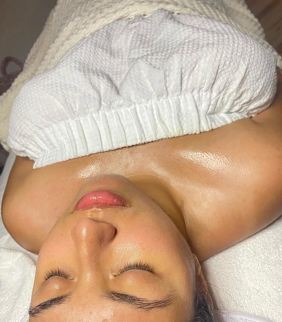 Who&rsquo;s summer skin is in need of hydration?

Bonus- not only will your skin look amazingly hydrated but your mind will be right too. Mia facial massage techniques are next level 🌿

Did you know that you can book with Mia online? Follow the link