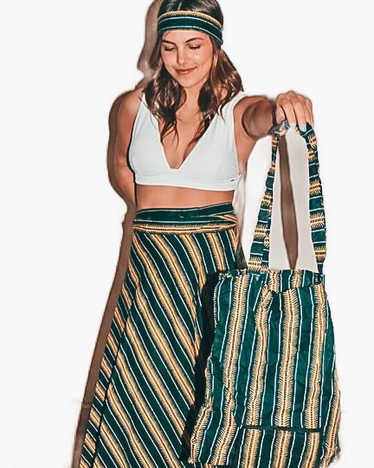 when everything is coordinated 🤩// HAIR RIBBON + TOTE + WRAP SKIRT // #jinjaprints #africanprints #handmade #womensfashion #supportsmallbusiness #shopsmall #linkinbio