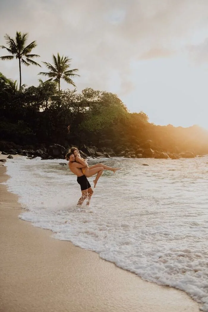 How To Honeymoon In Heavenly Hawaii - Modern Wedding.jpeg