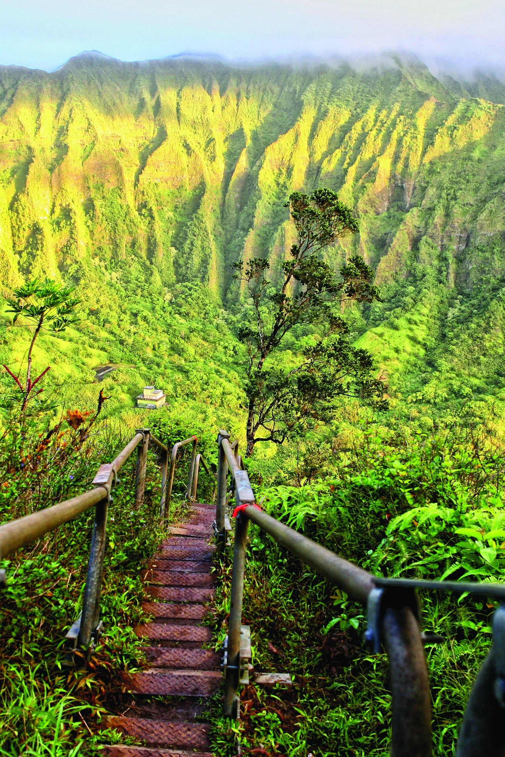 15 Hiking Spots In Hawaii With Out-Of-This-World Views.jpeg