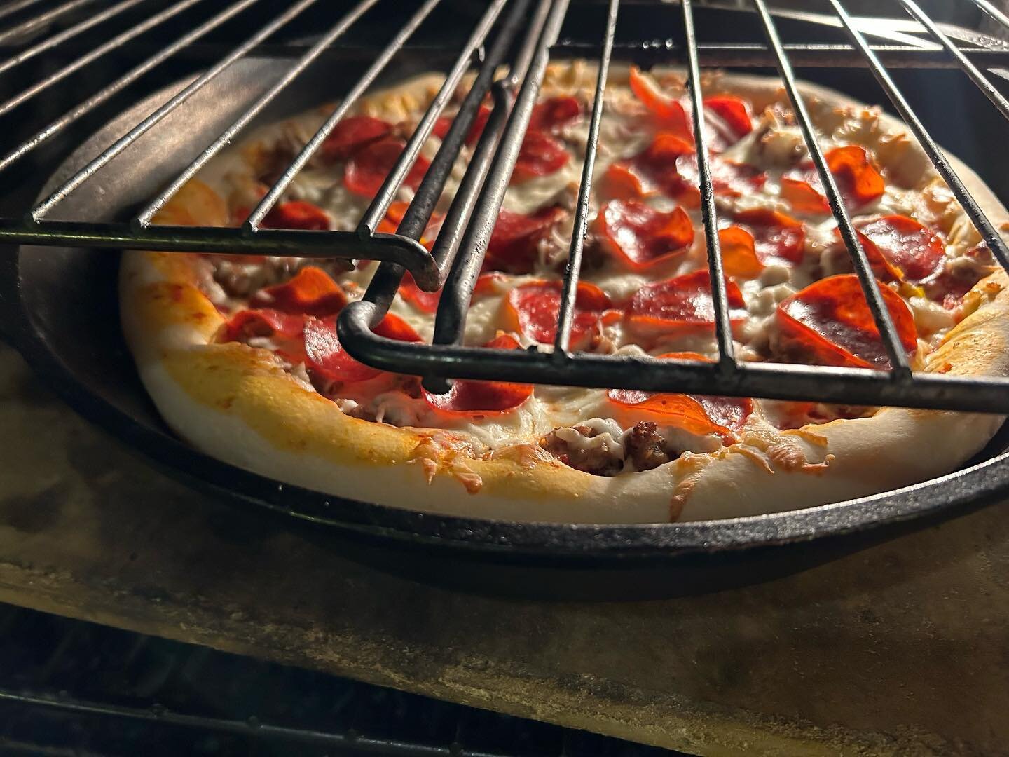 Broke out our big 15-inch @lodgecastiron skillet tonight. It sure did make a pretty pizza.

#eatingwellontinkerbell