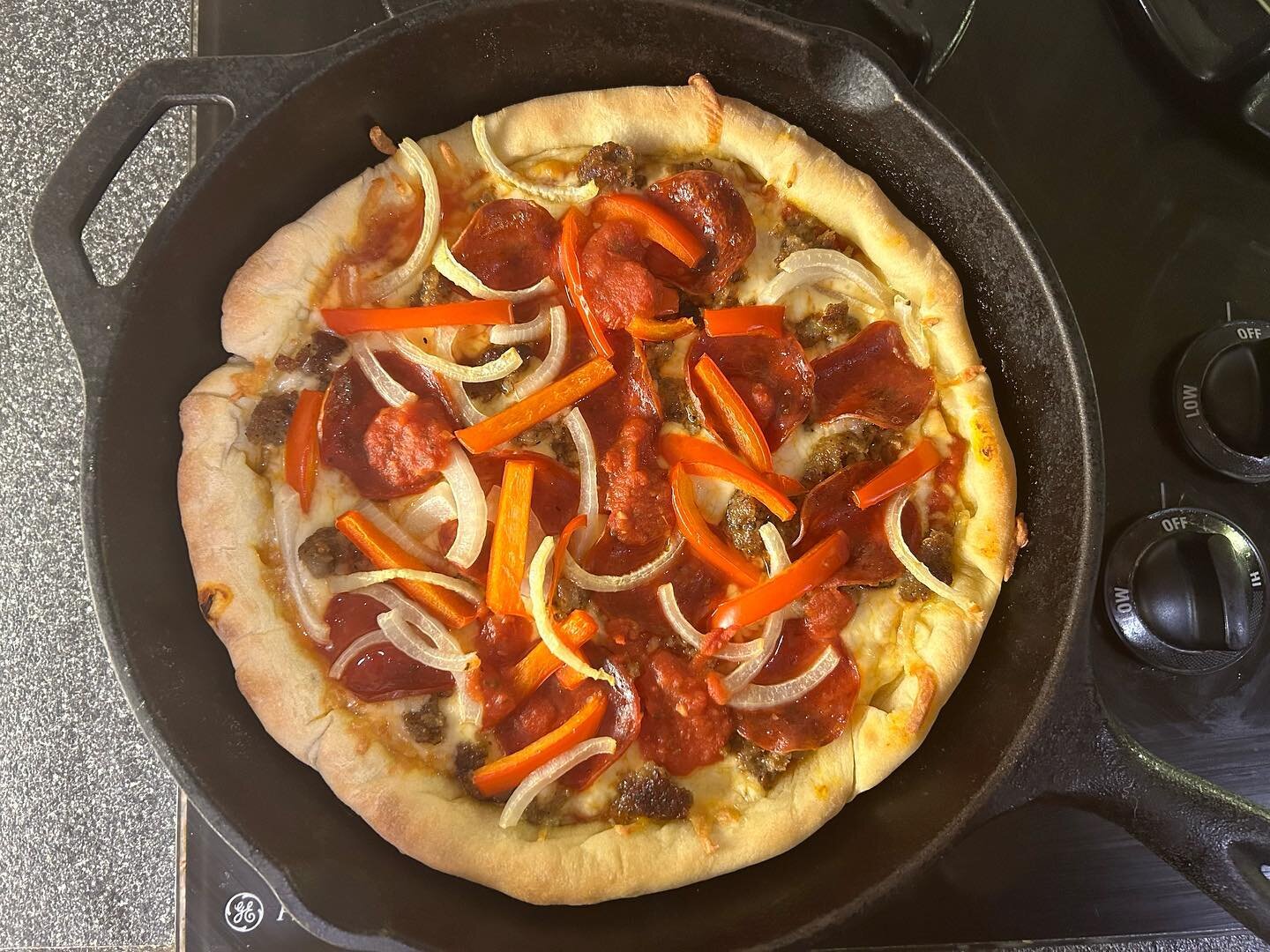 Trying a new way to pizza tonight. 

#pizza #castiron @lodgecastiron #lovemylodgecastiron #eatingwellontinkerbell