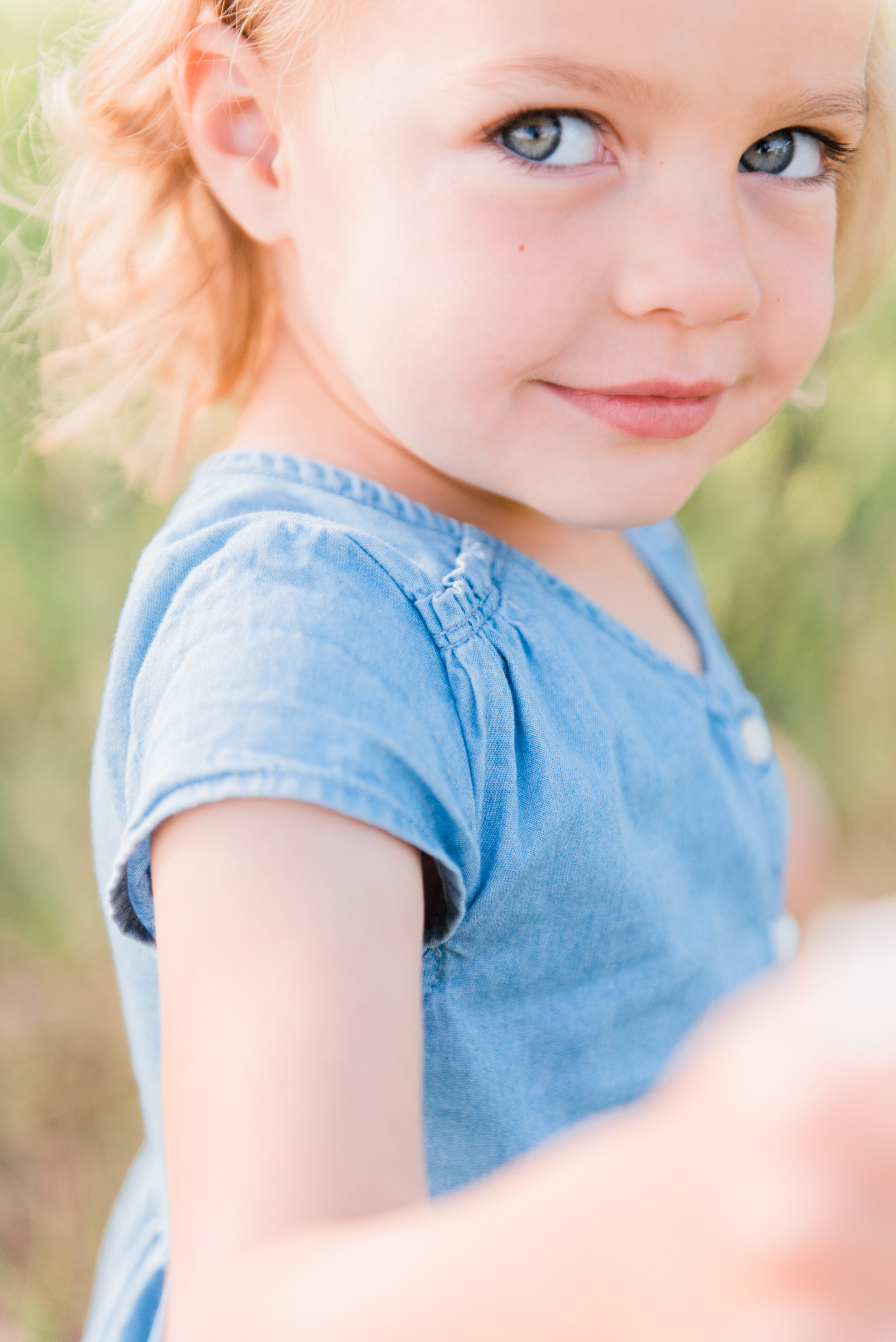  Jacquie Erickson captures the sweetness of this little girl in her close-up picture. close up little girl bright eyes candid shot #jacquieericksonphotography #closeupphoto #littlegirlphoto  
