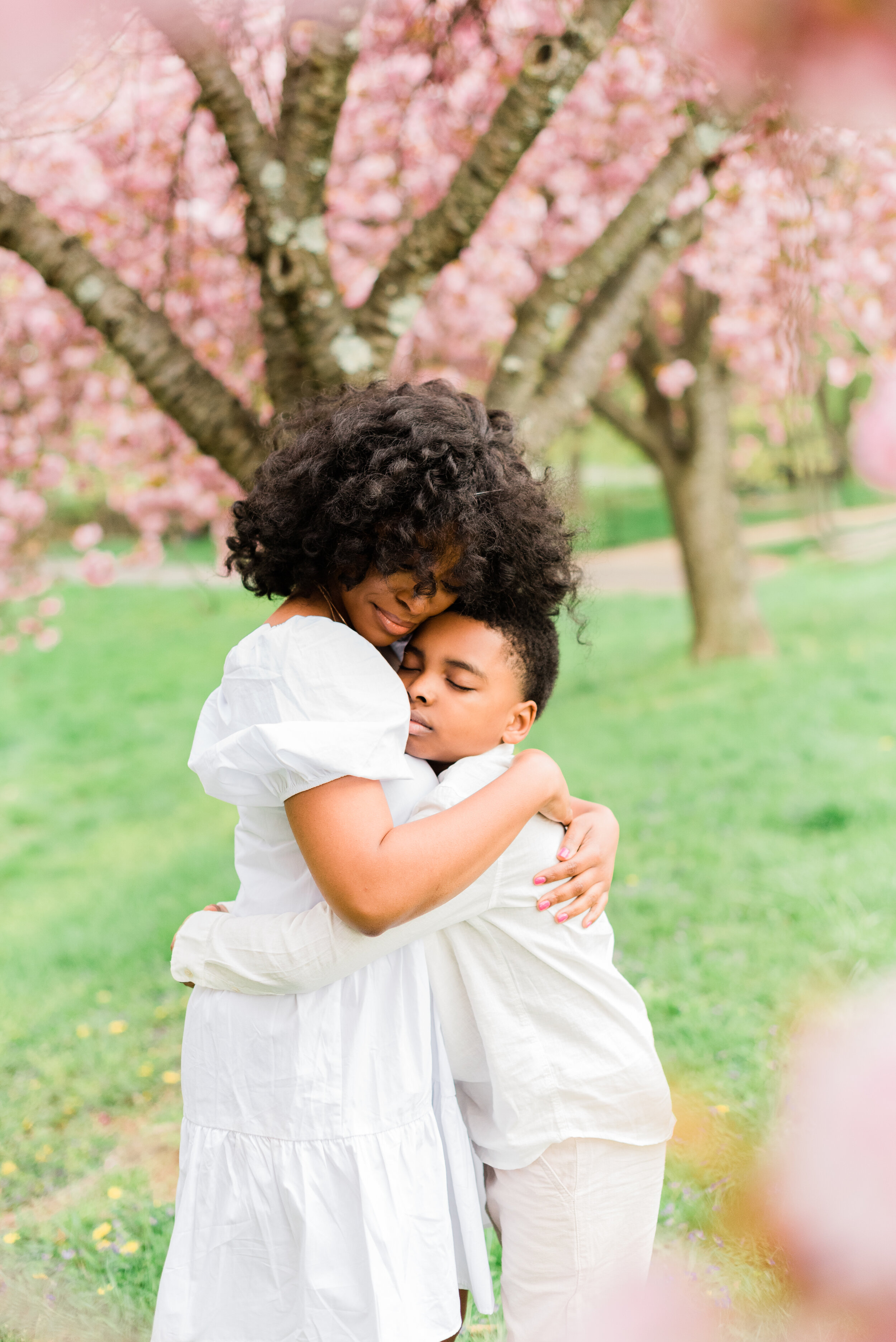  The love of this brother and sister is captured in the tender photo taken by photographer, Jacquie Erickson. Siblings love white outfits blurred background #jacquieericksonphotography #brotherandsisterphoto #tenderpicture 