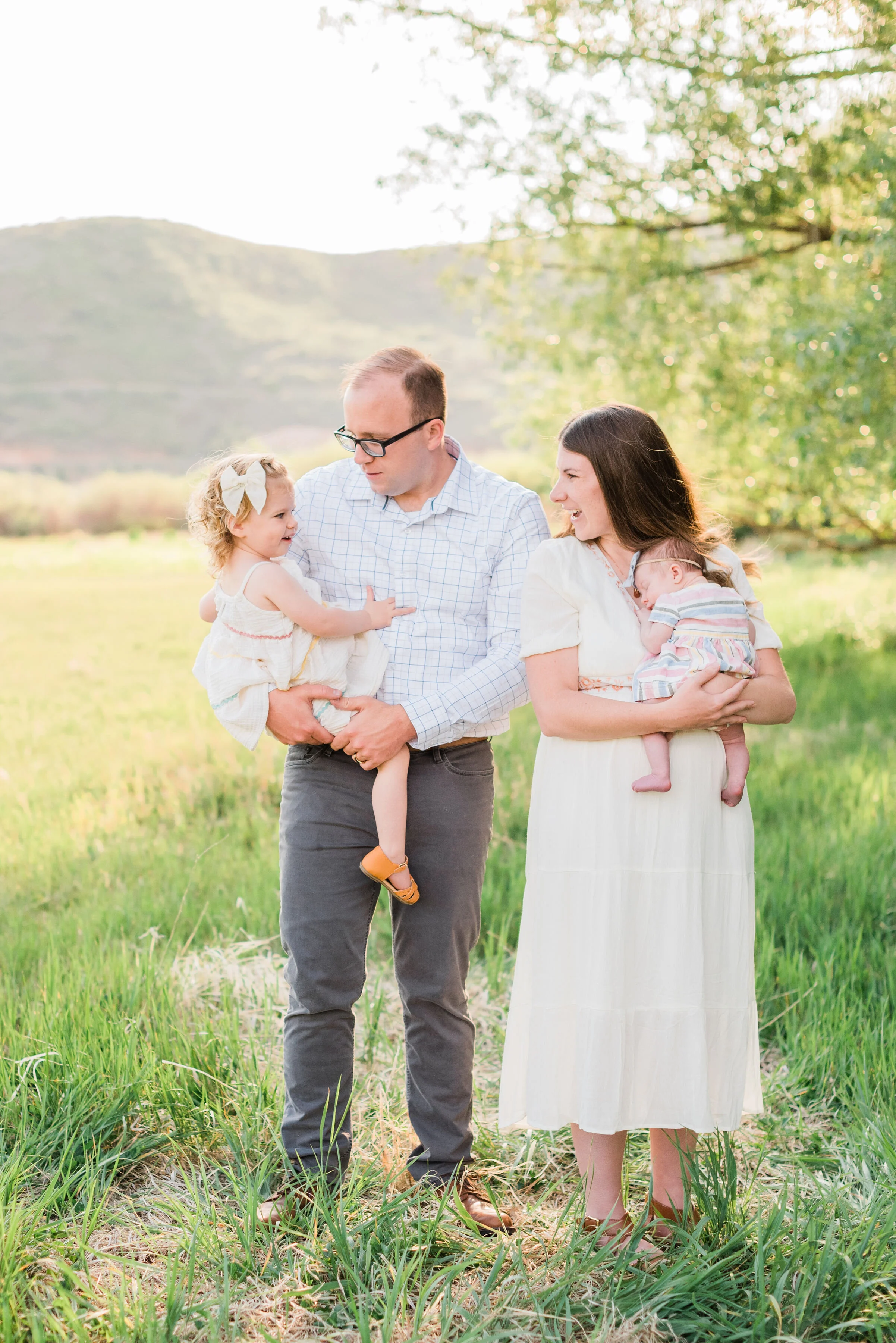  Dreamy family photo in North Wasatch near Deer Creek Reservoir taken by Jacquie Erickson Photography. Family photos deer creek Wasatch mountains midway semi casual neutral outfit inspiration pose ideas natural smiles #familyphotos #jacquieericksonph