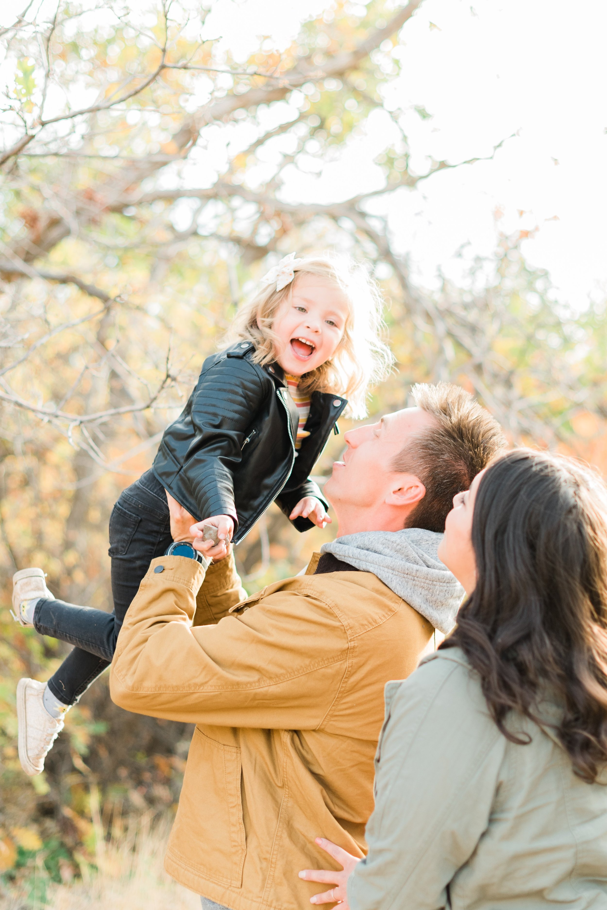  Maryland photographer Jacquie Erickson Photography captures a photo of a family of three. fatherhood with kids #JacquieEricksonPhotography #JacquieEricksonTips #MDphotographer #fatherhood #fatherandbabies #familyphotographytips 