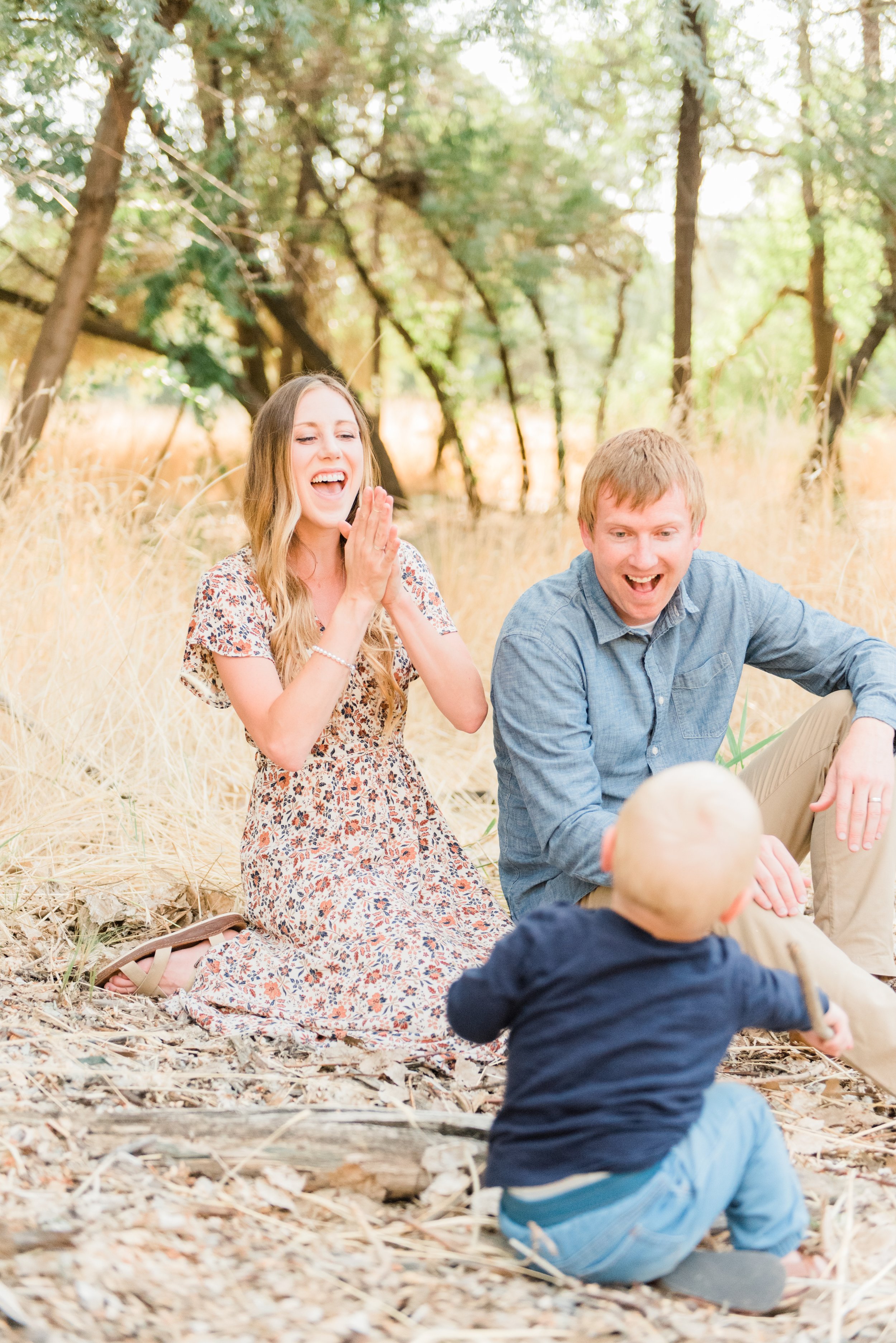  A mom and dad interact with their baby trying to make him laugh during a family photo session in Georgia. Natural laughter genuine photos personalized photoshoot #atlantafamilyphotographer #familiesofinstagram #familypics #GeorgiaFamilyPhotographer 