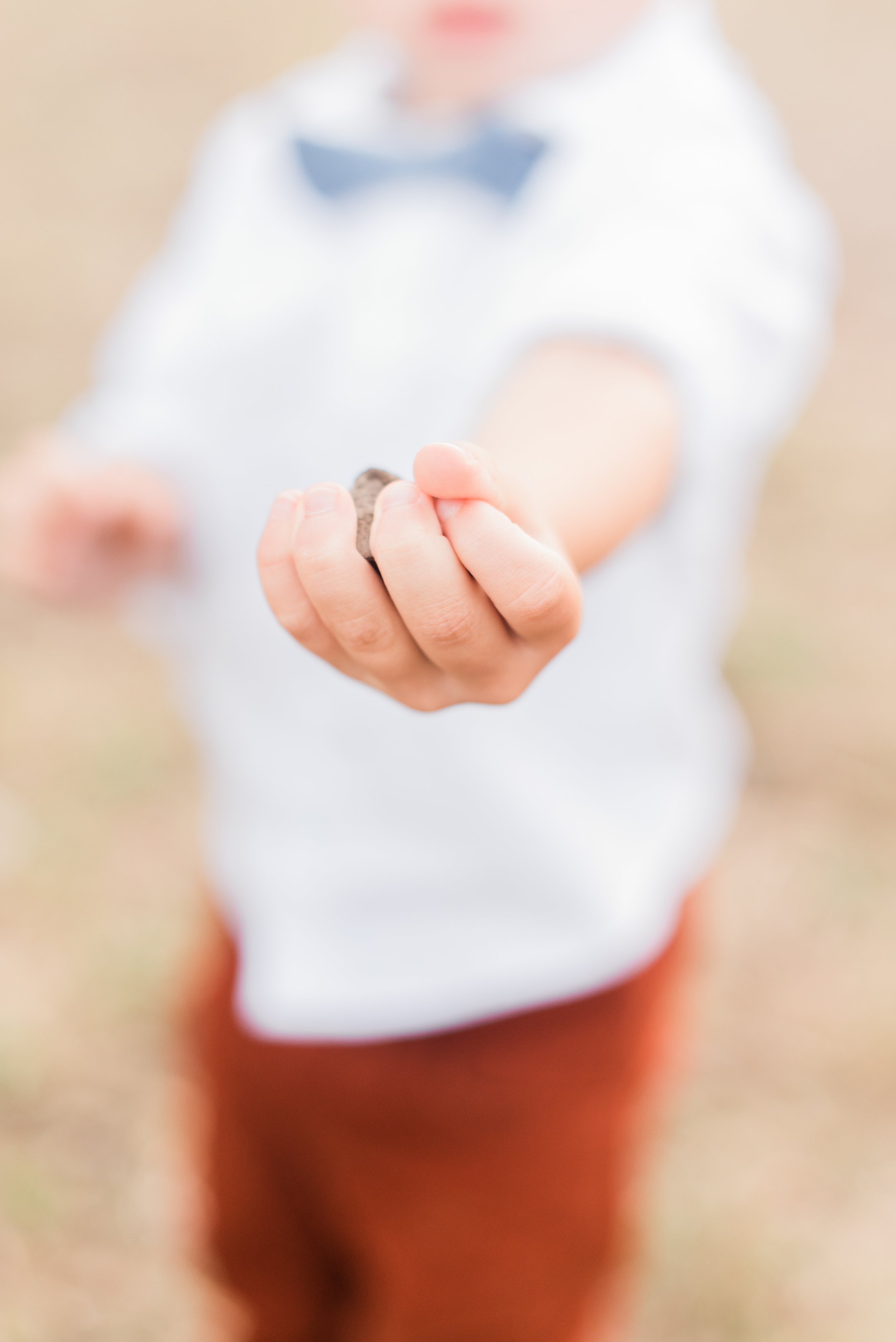  I love the way this portrait of a Sandy Springs boy holding rocks showcases his age and unique personality. #marylandfamilyphotographer #onlinephotographycourse #photographytips #familyphotosession #diyfamilyphotos #kidportraits #candidfamilyphotos 