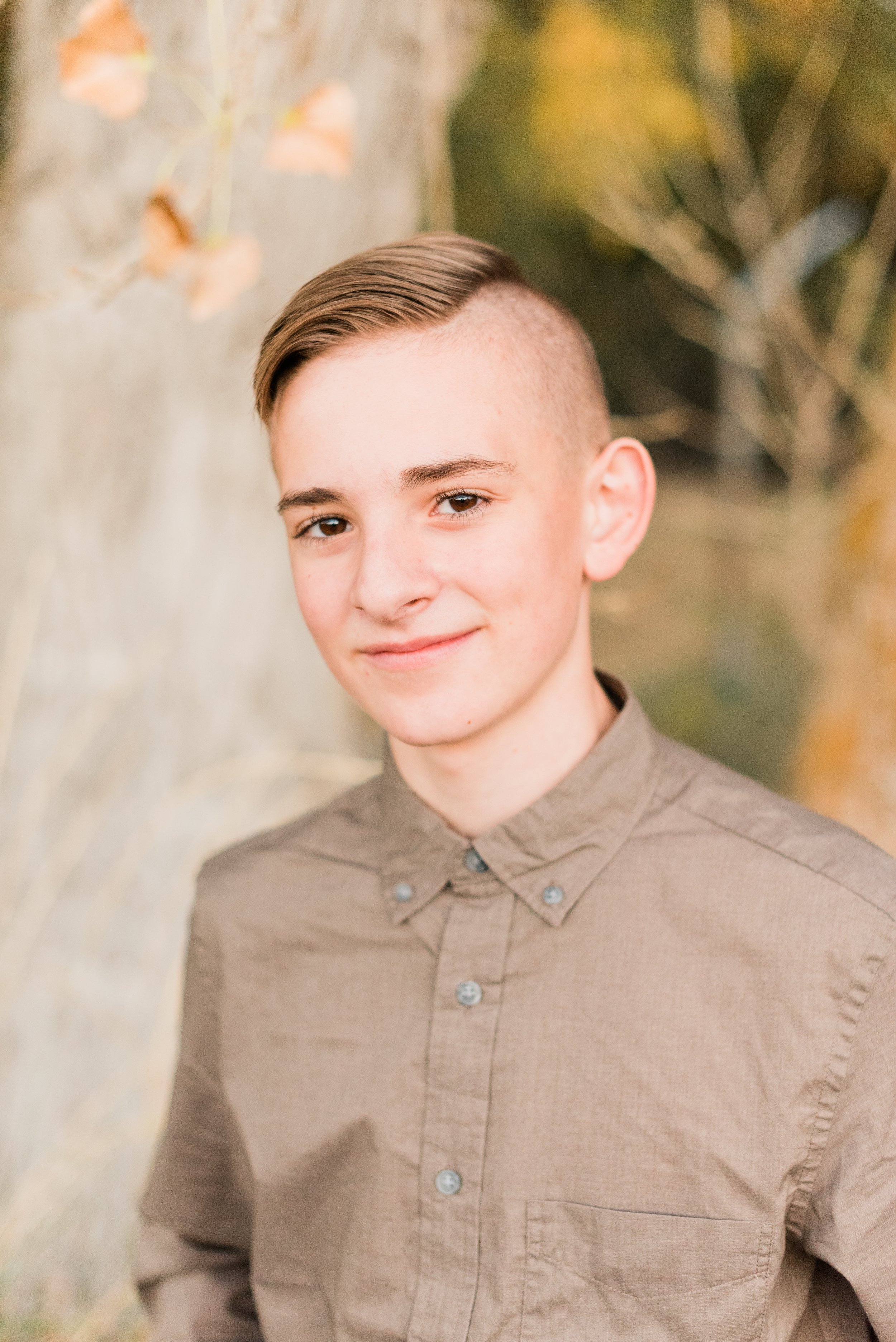  A handsome young man smiles shyly for his first day of school photo. Posing guide high school photos Senoia GA momtog course &nbsp; #diyphotography #firstdayofschoolphotos #capturethemoment #youngman #senioryear 
