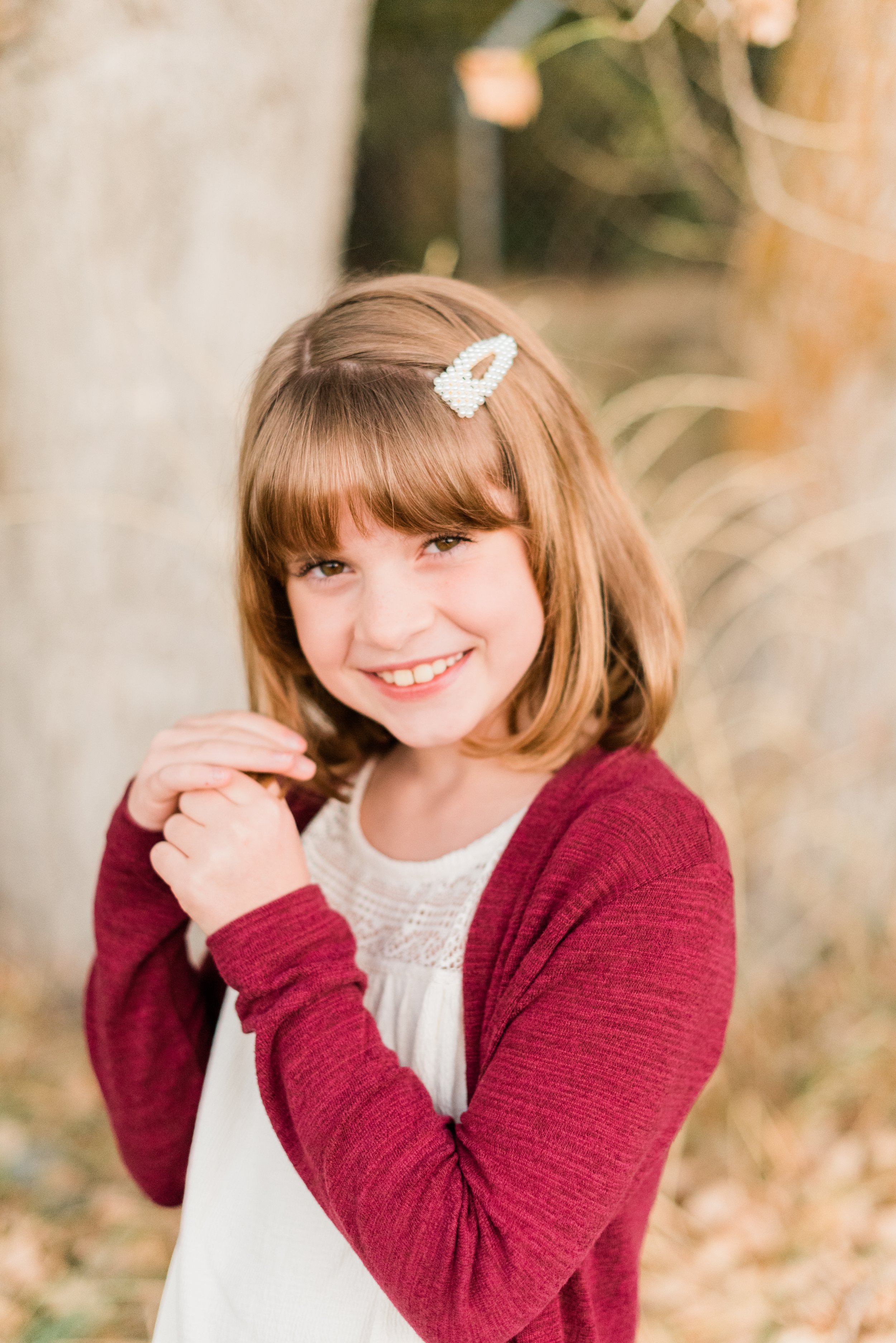  A cute little girl with brown hair and bangs poses naturally for a first-day-of-school photo captured by Atlanta-based photographer, Jacquie Erickson. Posing guide Newnan GA momtog course &nbsp; #diyphotography #firstdayofschoolphotos #capturethemom