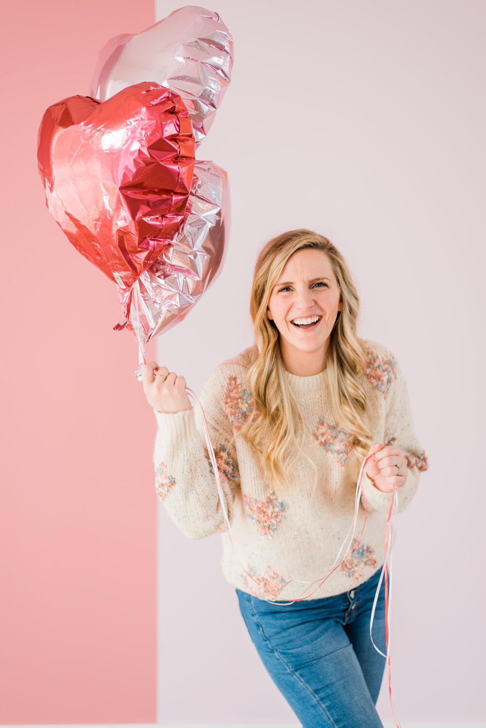  Atlanta-based photographer, Jacquie Erickson smiles while holding a bouquet of heart balloons. Client questionnaire Momtog course streamline workflow small business helpers #planoly #dubsado #pixiset #tailwind #theunburdenstudio 