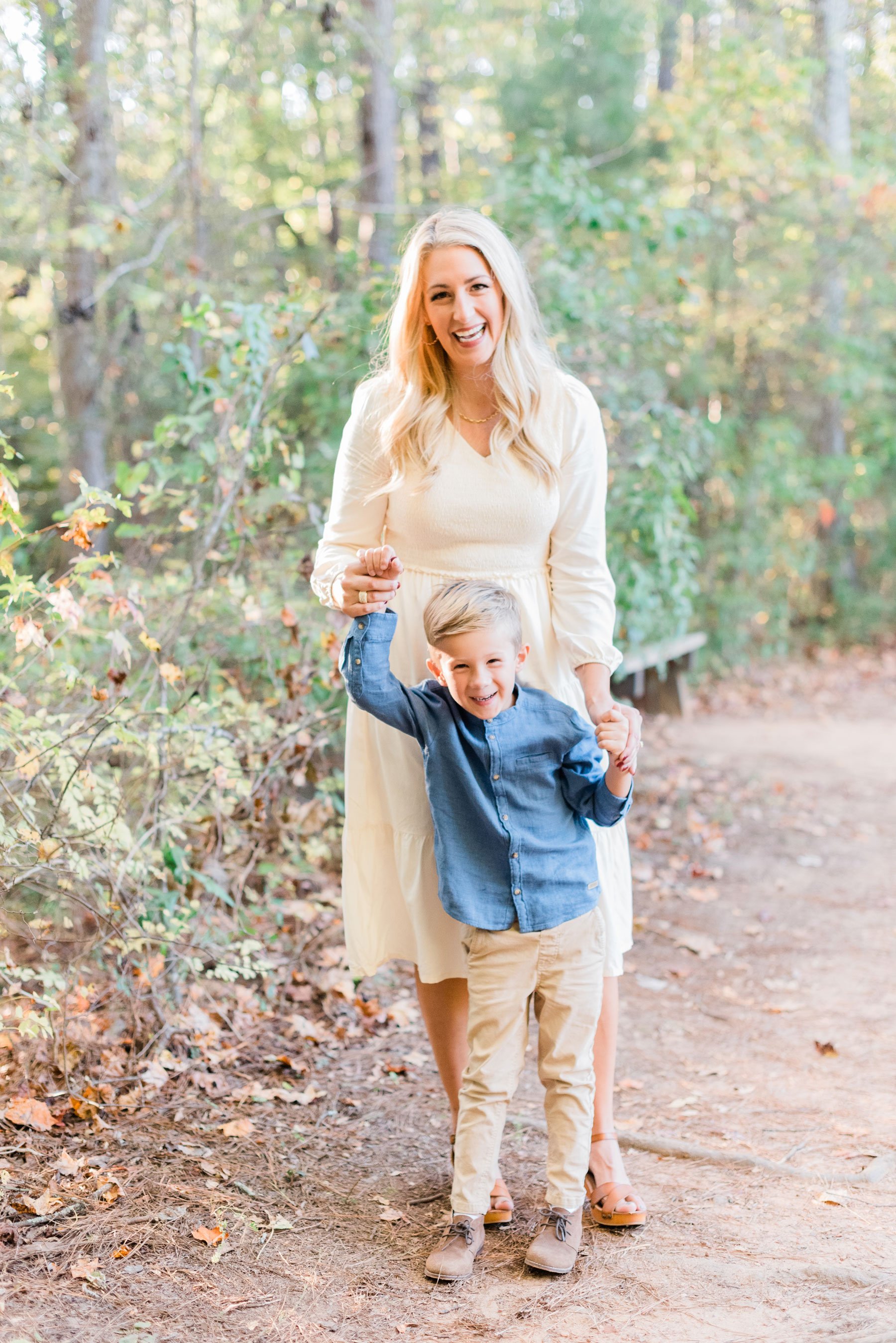  Jacquie Erickson, an Atlanta-based photographer, captures a sweet photo of a mother and son in the woods of Georgia. Jacquie Erickson mother son Peachtree City Fayetteville Senoia photo color palette #photoshootoutfits #photocolorpalette #familypict