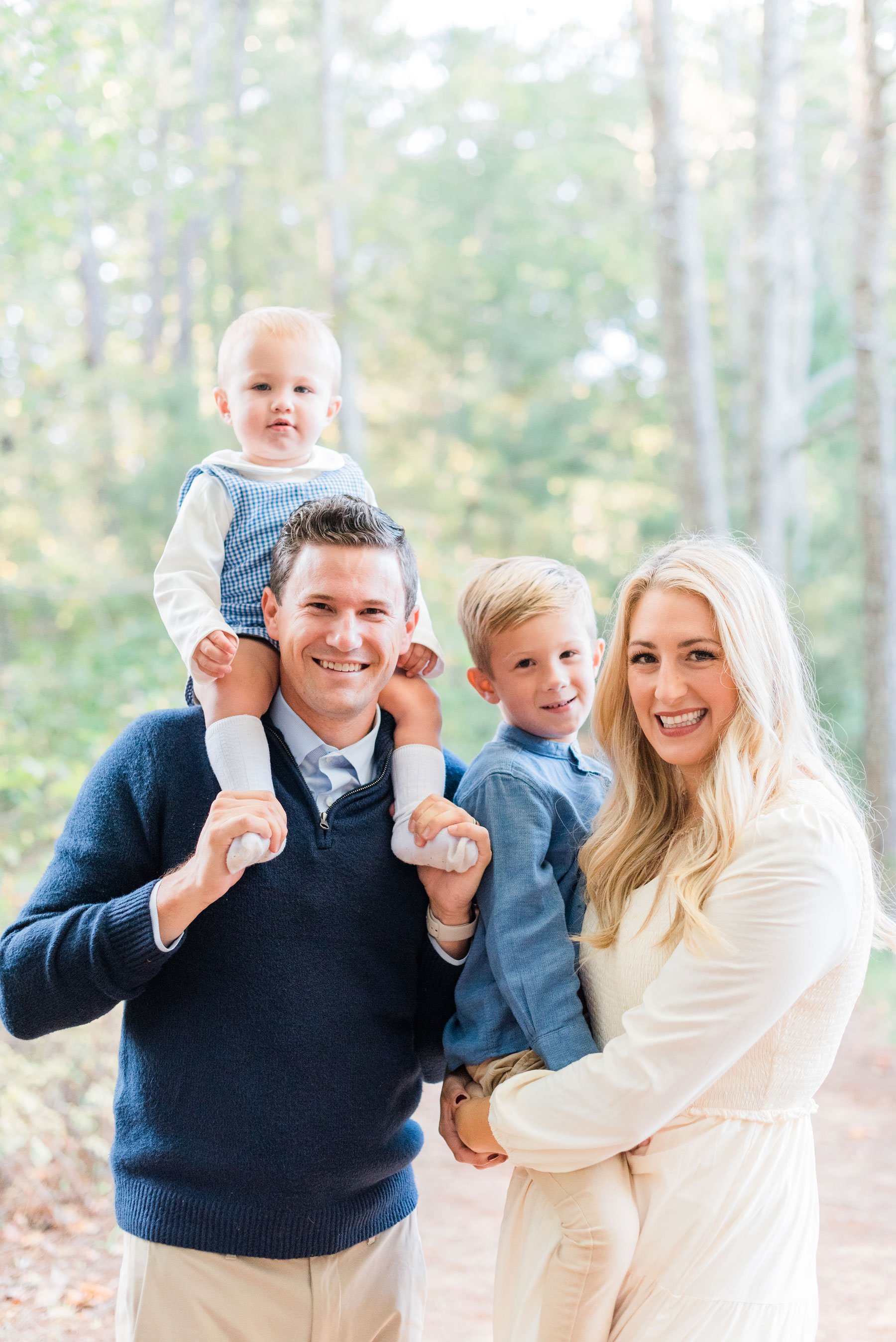  A family of four has used a color palette to coordinate their outfits during a photoshoot by Jaquie Erickson, an Atlanta-based photographer. Jacquie Erickson Atlanta Georgia Peachtree City Fayetteville Senoia photo color palette #photoshootoutfits #