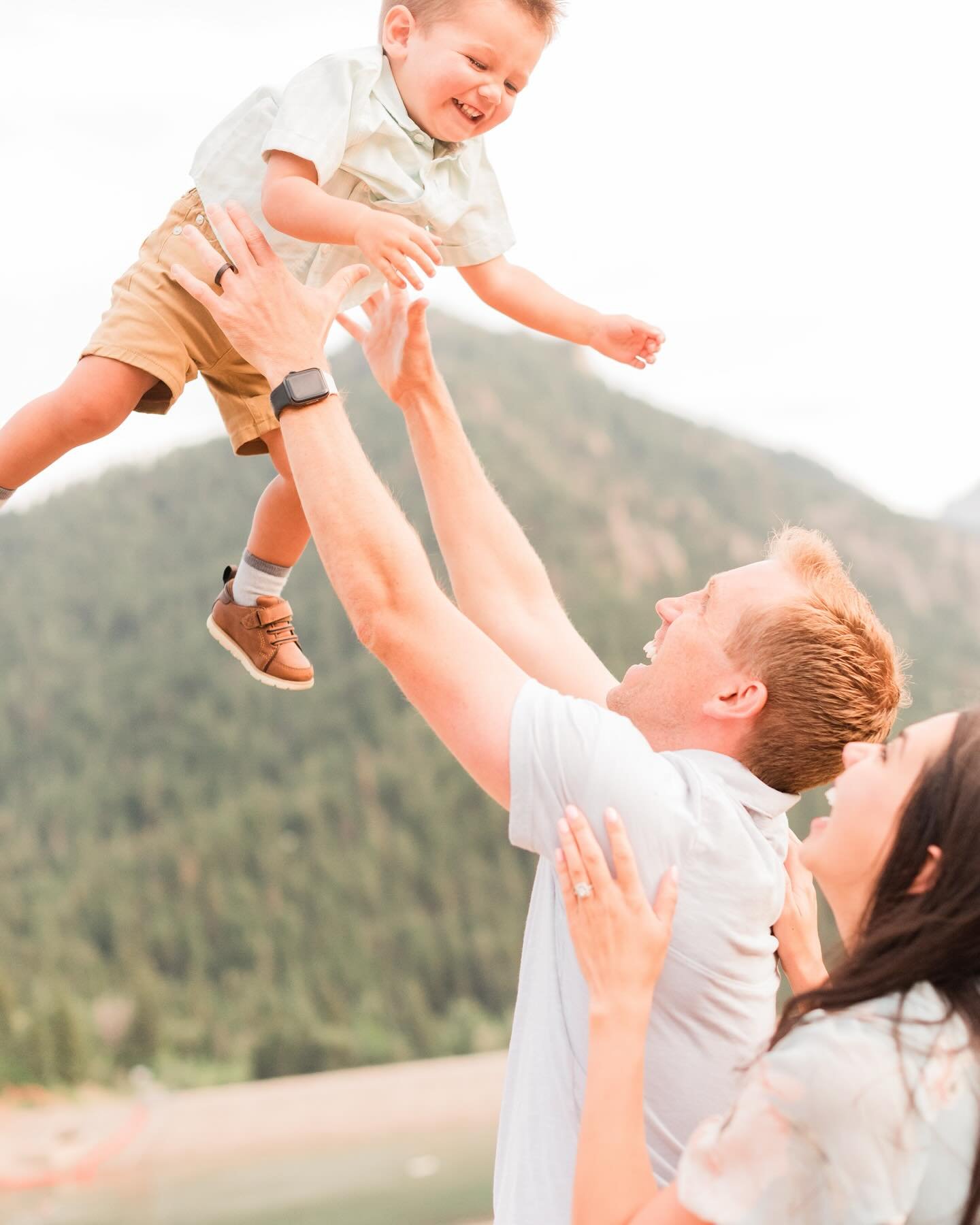 Family photos shouldn&rsquo;t be stagnant because that&rsquo;s not how families are!

Families are messy, chaotic, busy, loving, funny, happy, sad, and a million other things - 

But stiff and stagnant? Absolutely not.

Double tap if you love the mag