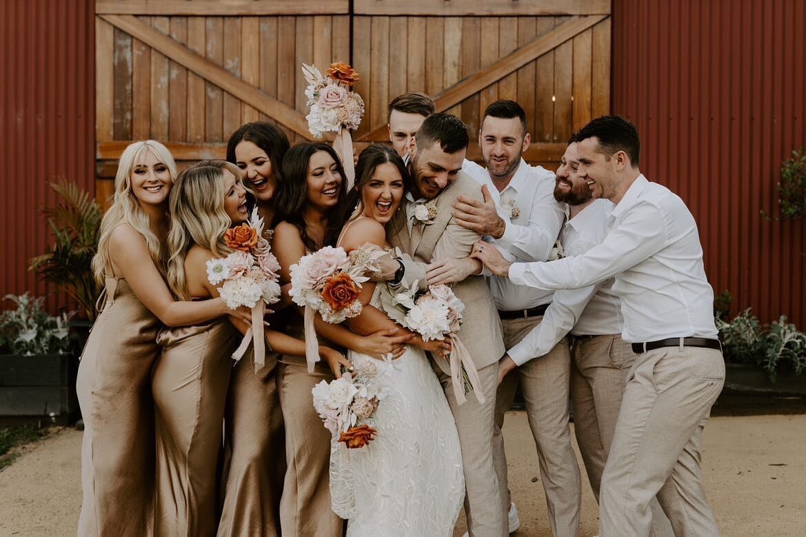 Love this shot of our gorgeous couple and their bridal party 🤍 Congratulations 🤍 @laurengreenn_ 
Photography @storytellersweddingco