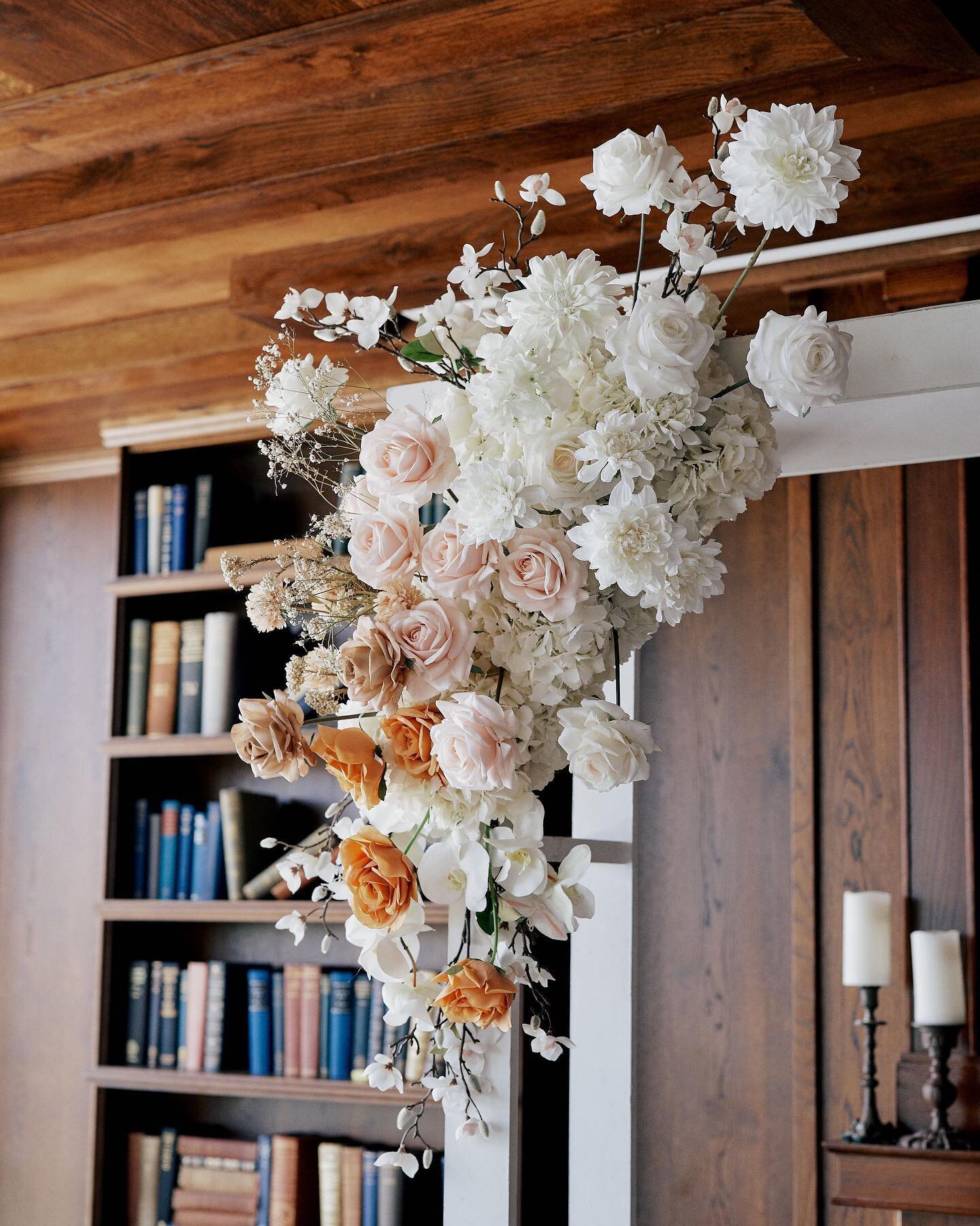 Arch detail 🤍

Photography @danielgriffithsphoto 
Floral @fauxflowercompany 
Venue @zest_waterfront_venues