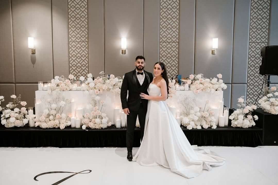 Johanna + Ziad 🤍 

📷@siempreweddings 
💒 @novellaonthepark 
🌸 @fauxflowercompany