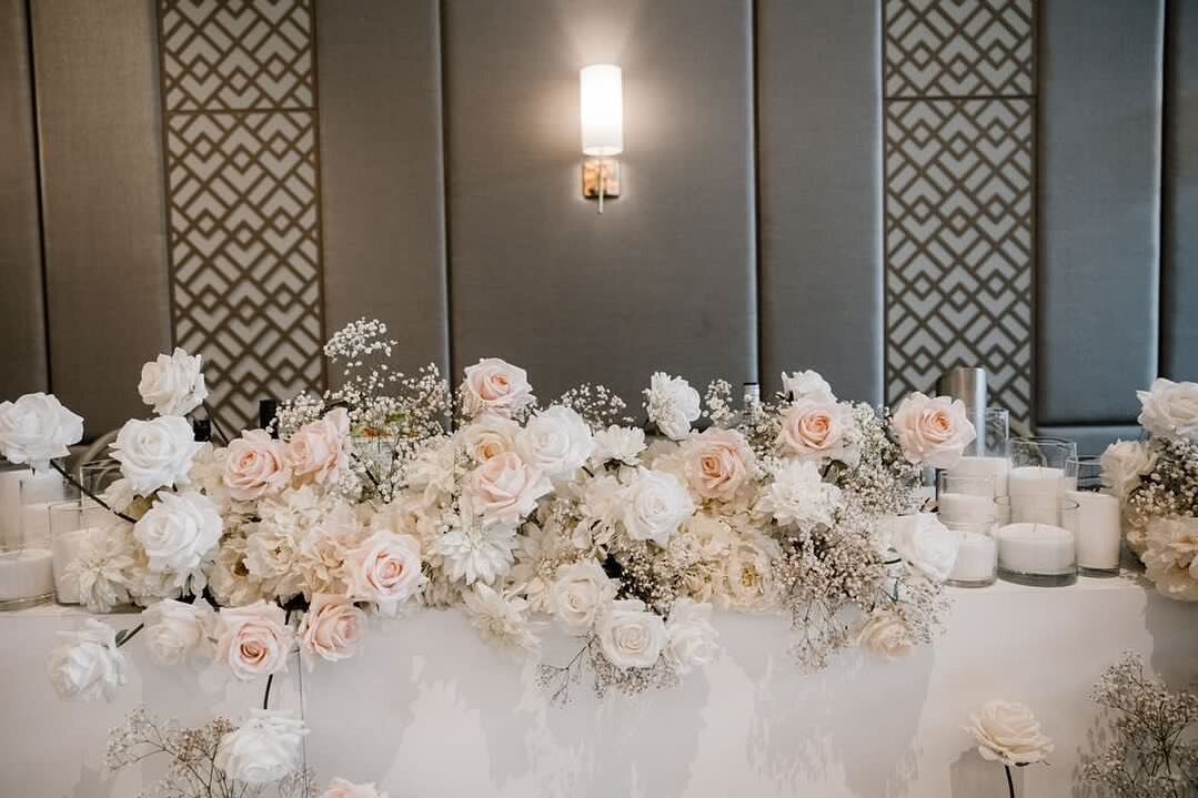Bridal table up close // all faux whites + blush with fresh babies breath sprinkled throughout 🤍 

📷@siempreweddings 
💒 @novellaonthepark 
🌸 @fauxflowercompany