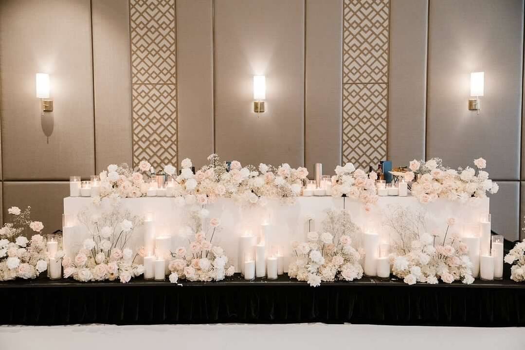 Bridal table details 💫💫💫

📷@siempreweddings 
💒 @novellaonthepark 
🌸 @fauxflowercompany