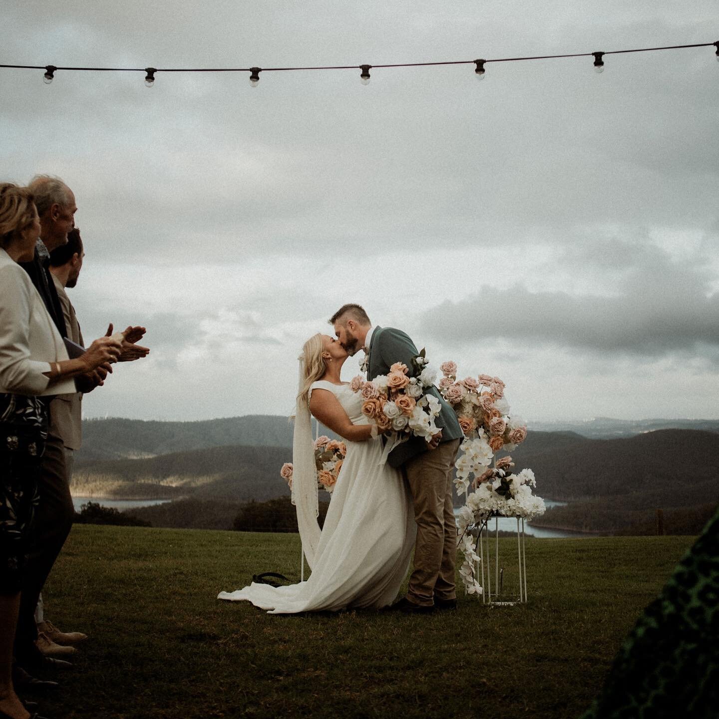 Lara + Chris 🤍 the most gorgeous two humans we were so lucky to floral for their special intimate wedding! 

📷 @jumachado.photo 
💒 @rosewood_estate 
🌸 @fauxflowercompany