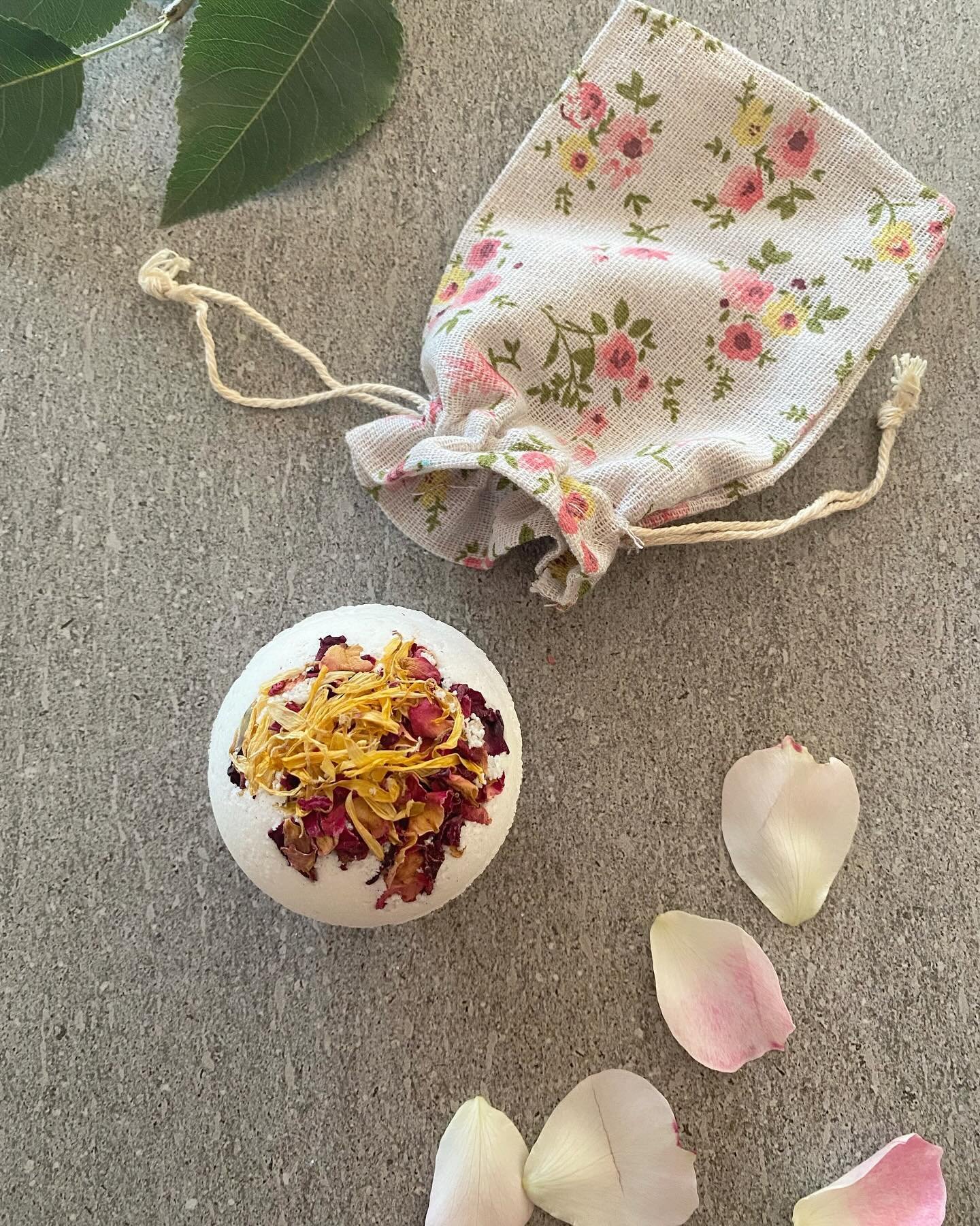 Botanical Roses Natural Bath Bomb

A beautiful floral scent of rose geranium, ylang ylang and sweet orange.
 
💐 100% natural ingredients and essential oils
💐 Vegan, palm oil free, and not tested on animals
💐 No artificial fragrances, dyes, colours