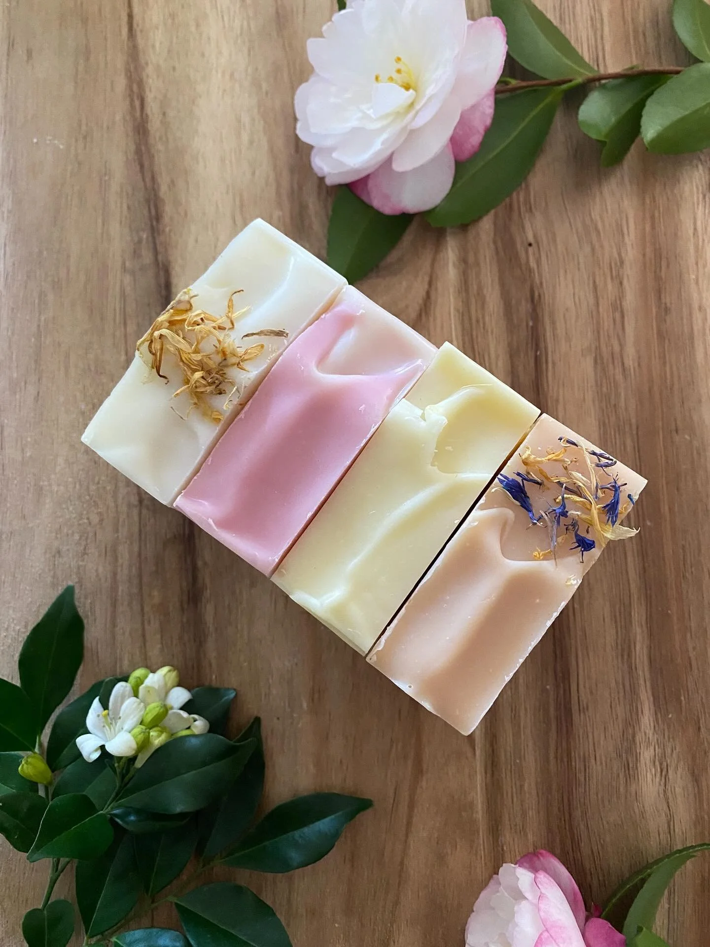 Oliv &amp; Koko Lemon Collection 

🍋 Artisan Soaps 
🍋 Box of 4 in Gift Box

&bull;
&bull;
&bull;
#handcrafted #smallbatch #oliveoil #soapbars #gifts #handmadeskincare #nopalmoil #veganskincare #giftbox #giftbirthday #giftidea #madeinmelbourne🇦🇺 #