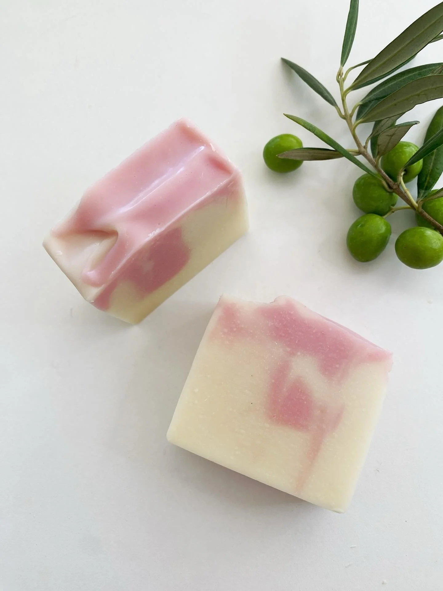 Lemongrass, Pink Grapefruit + Patchouli Soap

💙 Palm oil free
💛 Natural glycerin
💚 Cold processed
🖤 Recyclable label
🩷 Made in Australia
🩶 Handmade and cut in small batches
🩵 Free from preservatives, synthetic detergent or petroleum

&bull;
&b