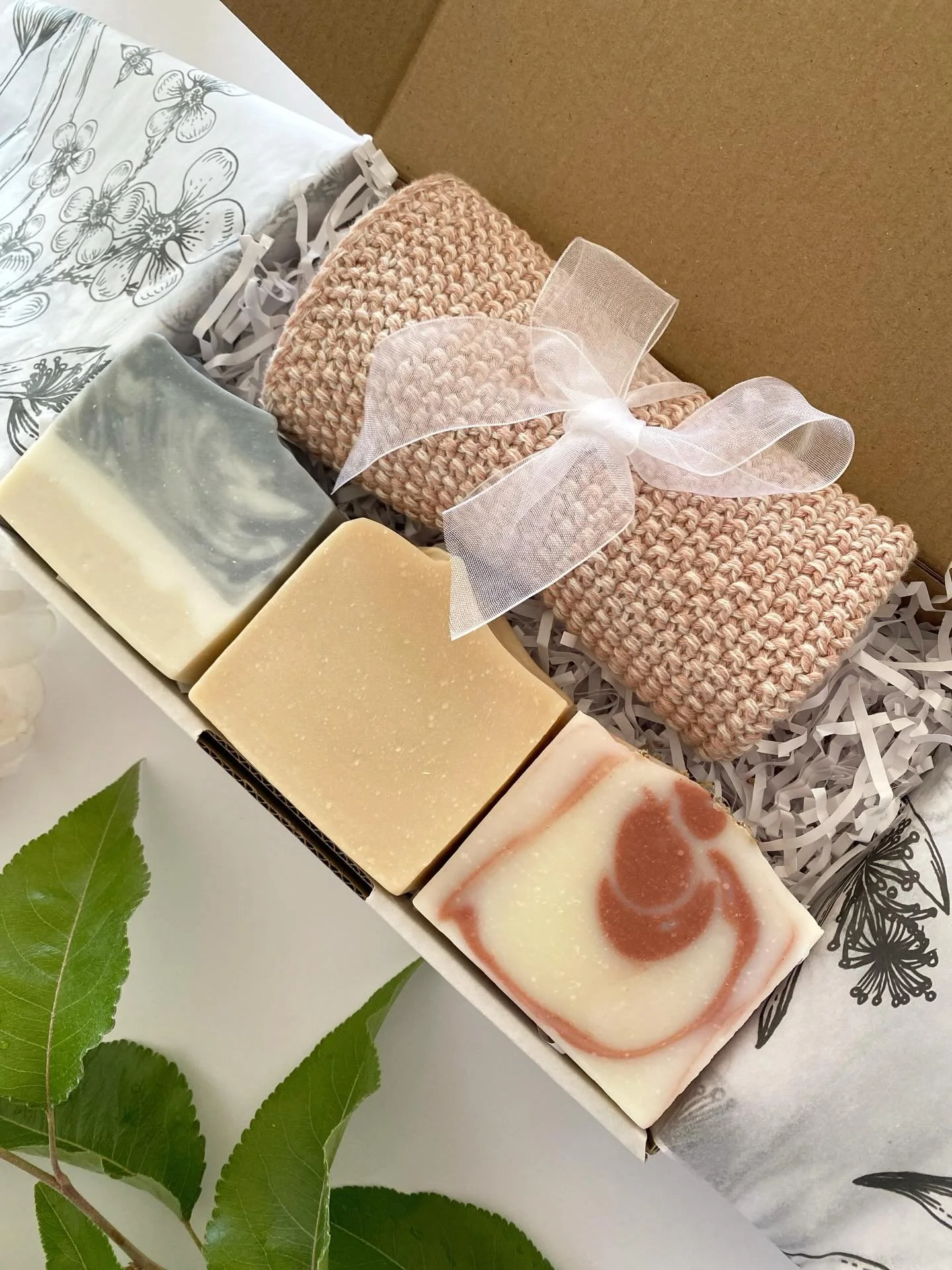 Gift Box 

🌺 Handcrafted Soaps + Knitted Wash Cloth

&bull;
&bull;
&bull;
#artisangifts #soapbars #handmade #washyourface #artisan #naturalproducts #natural #skin #zerowastehome #nopalmoil #christmas #smallbusinessau #madeinaustralia🇦🇺 #shoplocal 