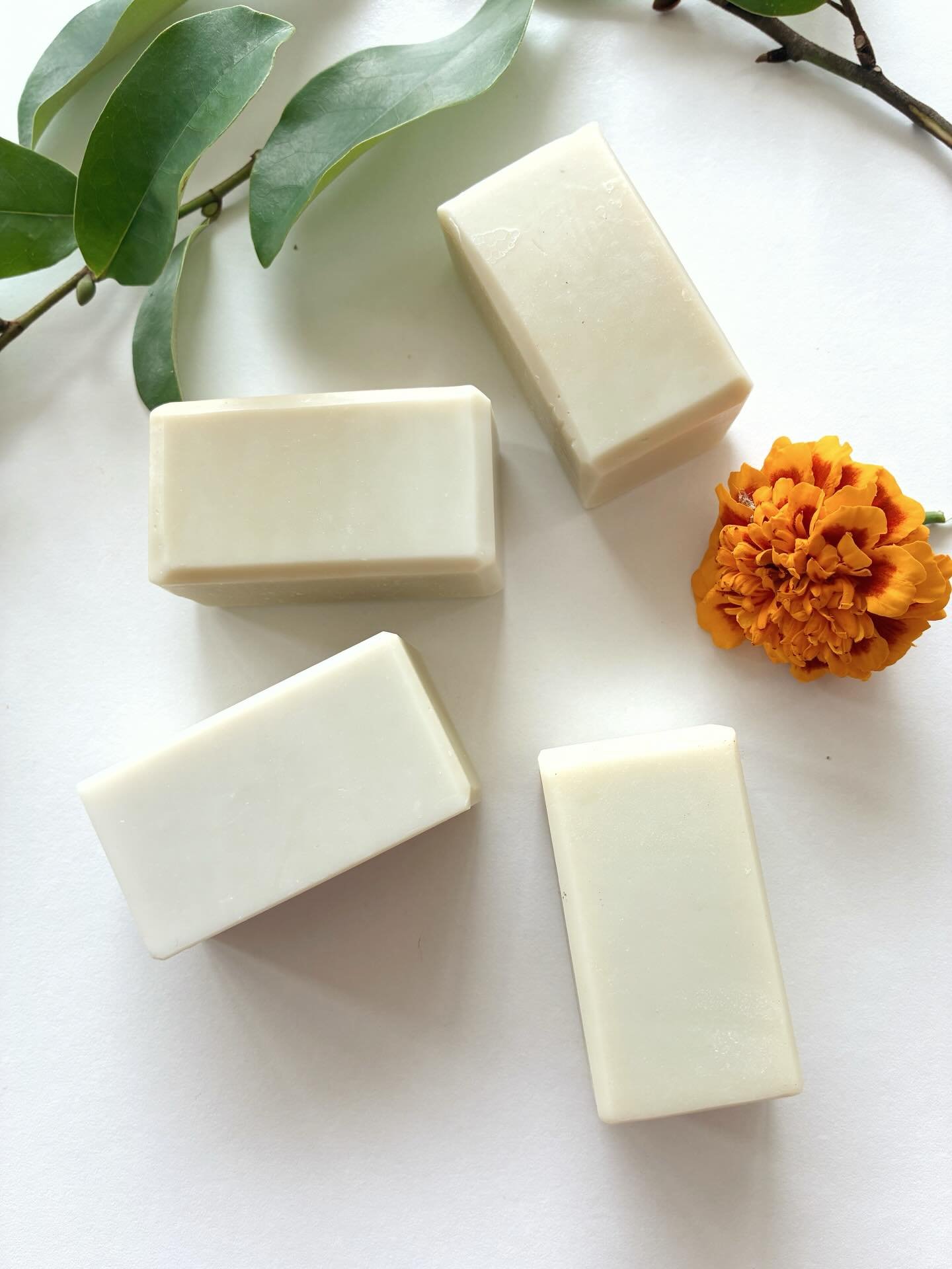 Unscented + Honey Soap 

🪴 Unscented raw soap made with pure honey, olive oil and avocado oils.
🪾 No preservatives, colour, palm oil, sulphates or chemicals.
🍂 Made in Australia using the cold process method. 
🌼 Pure soap. 

&bull;
&bull;
&bull;
