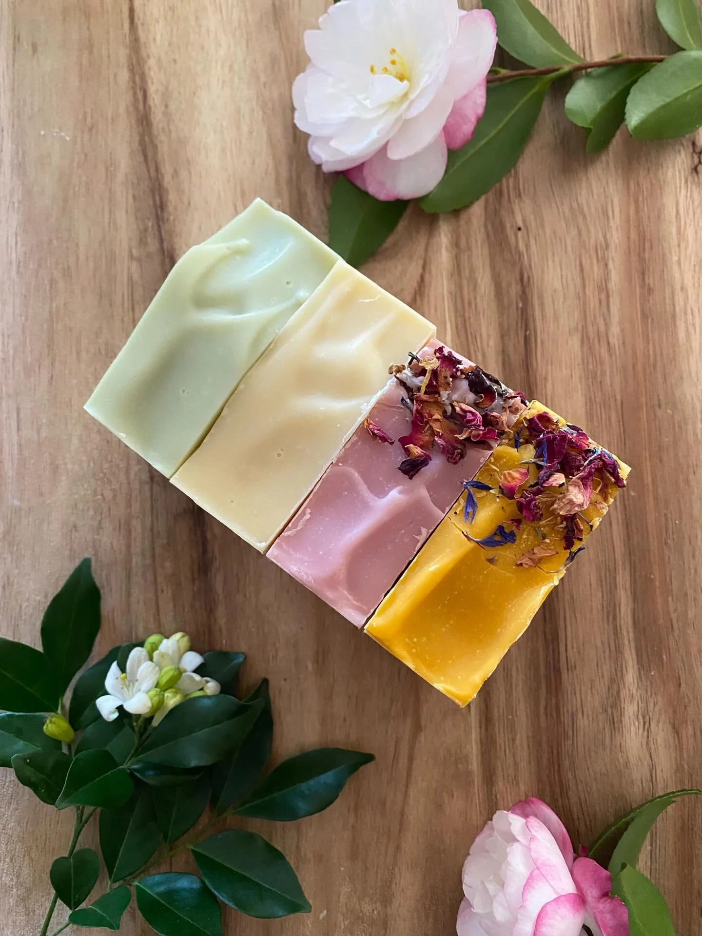 Floral Collection Artisan Soaps

🌷 Lavender Rose 
🌼 Lemon Rose 
🌷 Lavender + Rosemary
🌼 Orange Blossom, Rose + Ylang Ylang

&bull;
&bull;
&bull;
#gifts #handmadesoaps #melbournelife #giftsforfriends #australianmade