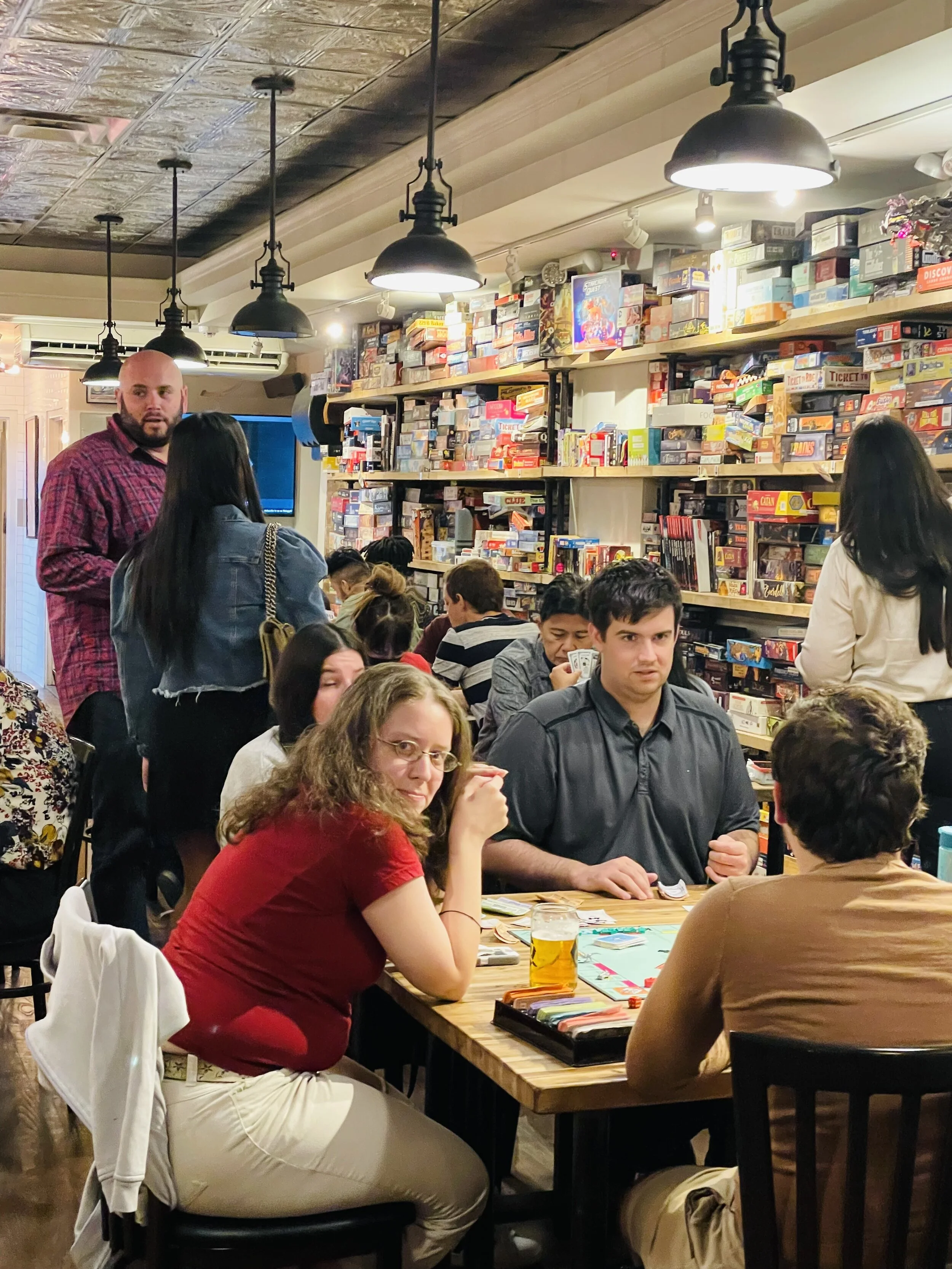 若者たちで賑わうボードゲームができるニューヨークのバー