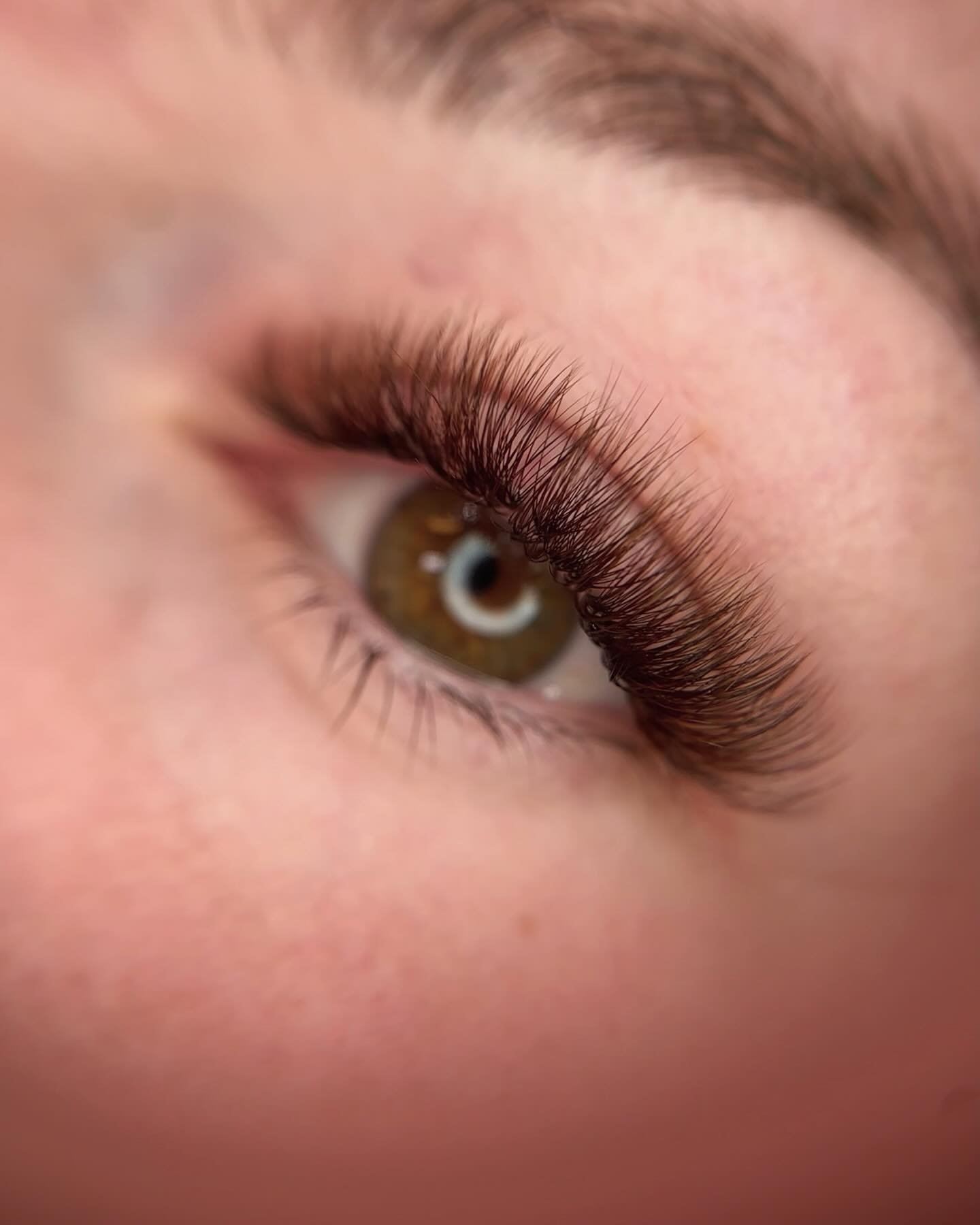 Spotlighting these lashes by my new lash roomie, Casey! 😍 You can read more about Casey on her artist page on my website and easily schedule with her. She will be in the studios Mondays-Friday!