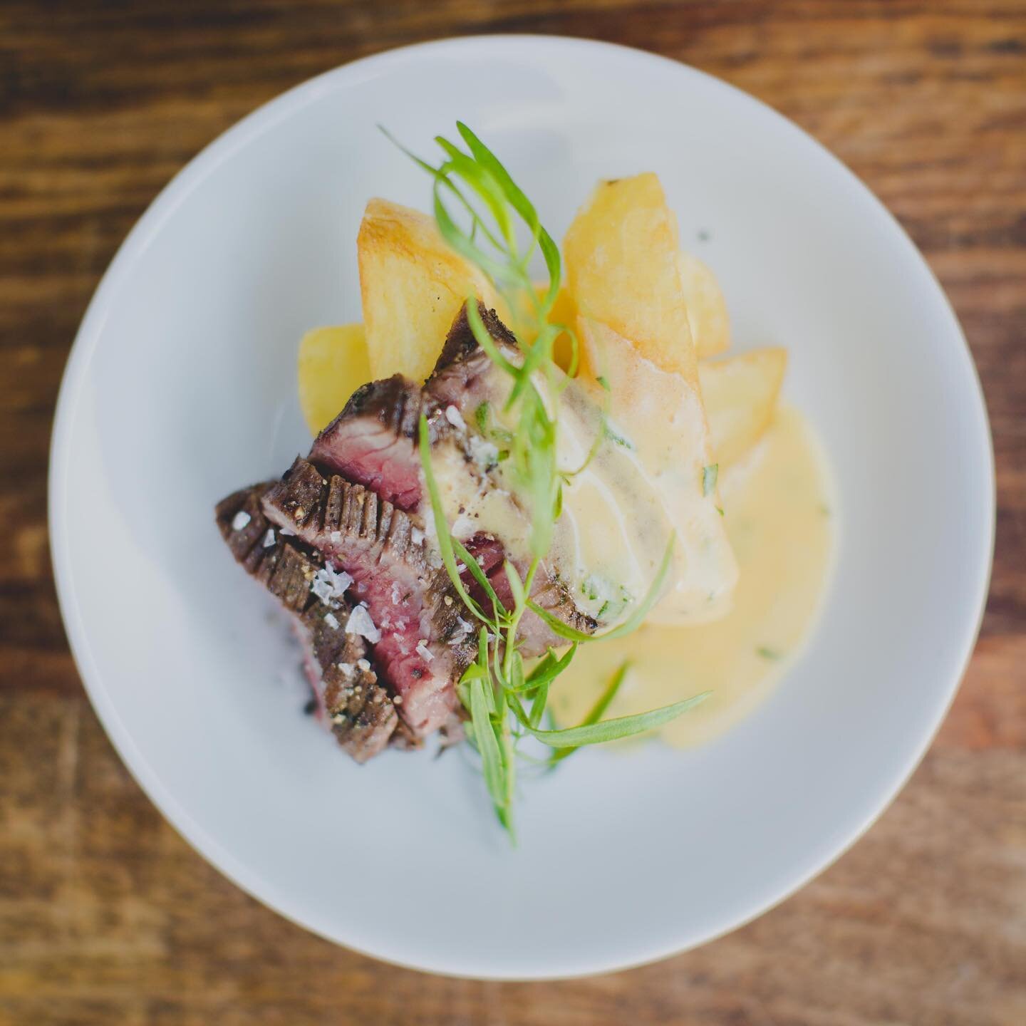 Fillet of Beef &amp; Triple Cooked Chips with B&eacute;arnaise Sauce, perfect for a bowl food party!
Classics are classics for a reason 
🥩 + 🍟= 😁
.
.
.
.
.
.
.
.

.
.
.
#canapes #catering #surreycatering #surreyhills #foodofsurrey #supperclub #par