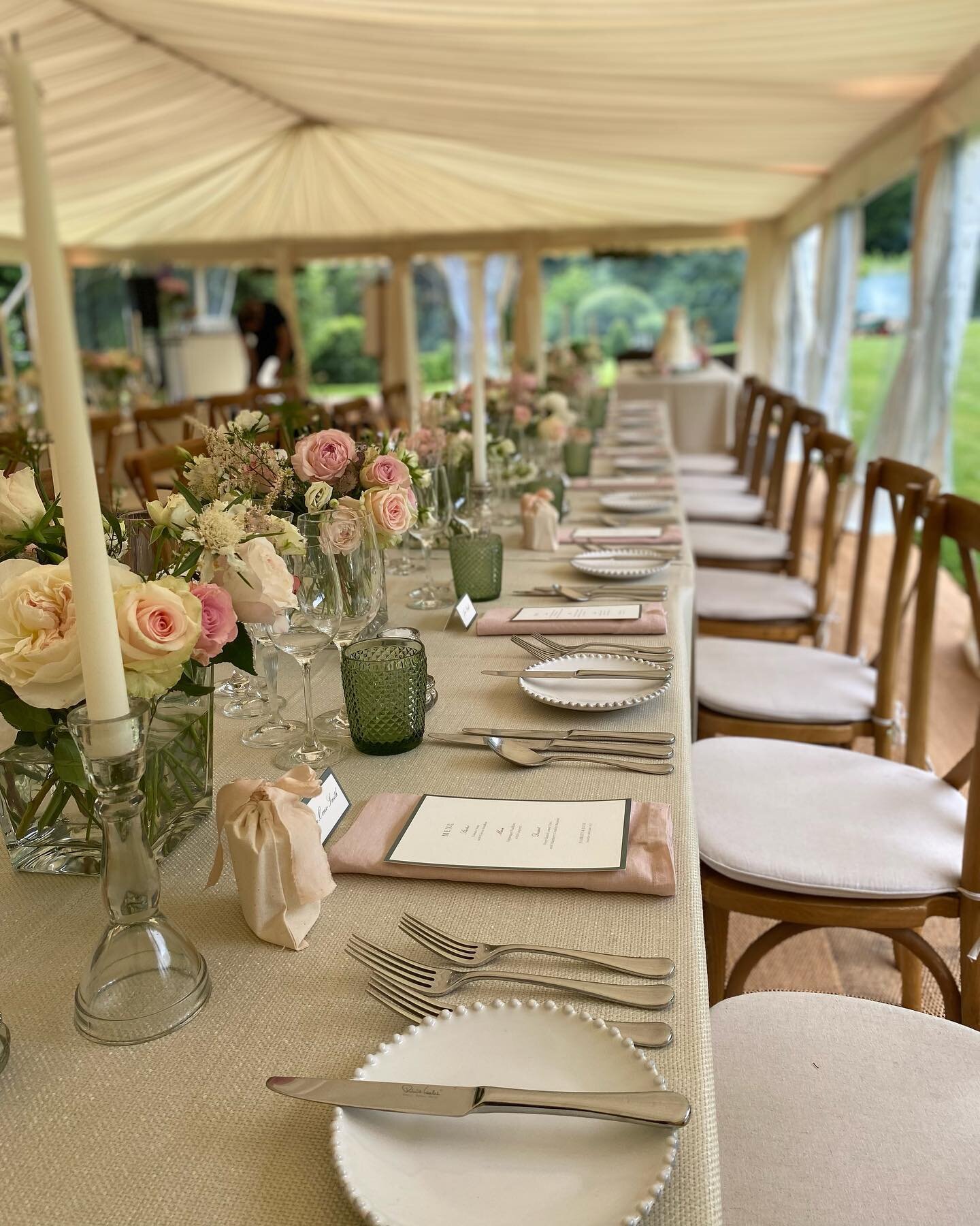 Beautiful wedding today in Rusper, god it&rsquo;s good to be back! 🥳
Marquee @insideoutsidemarquee 
Table cloths @just_4_linen 
Tableware &amp; Napkins @couverthire 
Production &amp; Lighting @luminaire_events 
.
.
.
.

.
.
.
.
.
.
#canapes #caterin