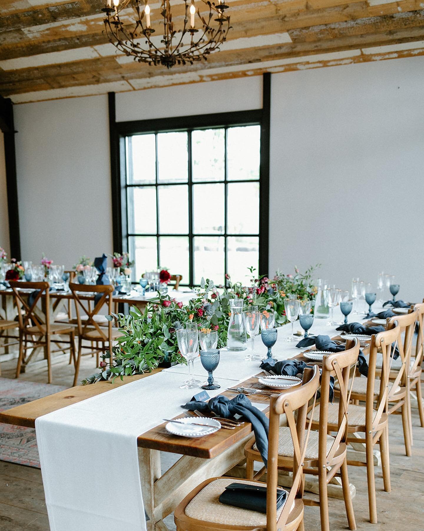 Such a lovely wedding at @botleyhillbarn a couple of weeks ago. 🤩
Photographed by the very talented @leahmariephotography_ 
.
.
.
.
.
.
.
.
#canapes #catering #surreycatering #surreyhills #foodofsurrey #supperclub #partyfood #weddingcatering #events