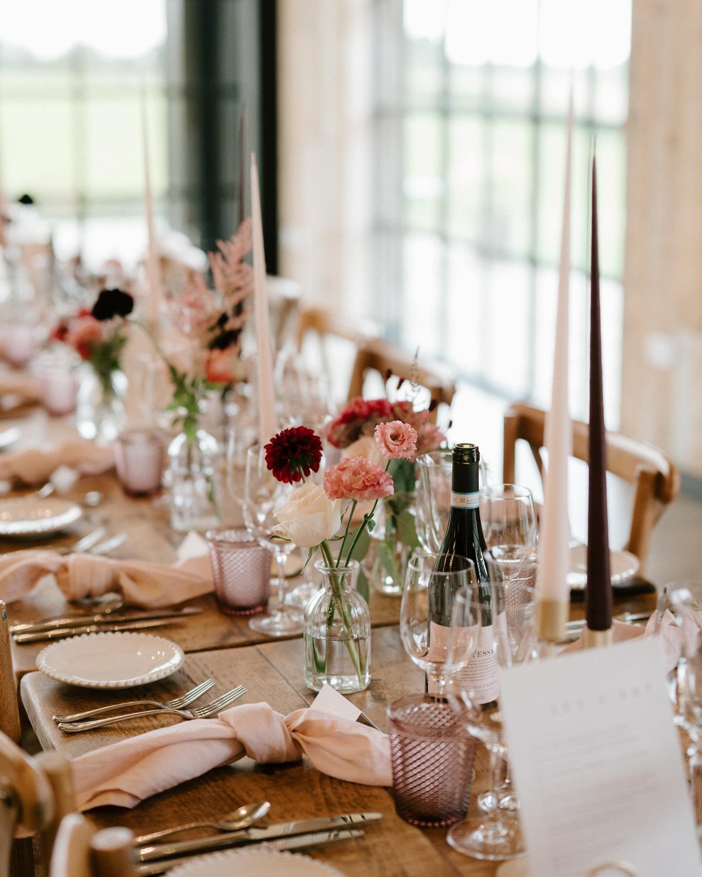 Gorgeous photos from A &amp; J&rsquo;s big day at @botleyhillbarn 

Photos by @laurawilliamsweddings